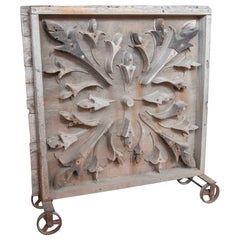 Panneau sculptural des années 1950 en Wood Wood sculpté avec motif organique radial avec roues