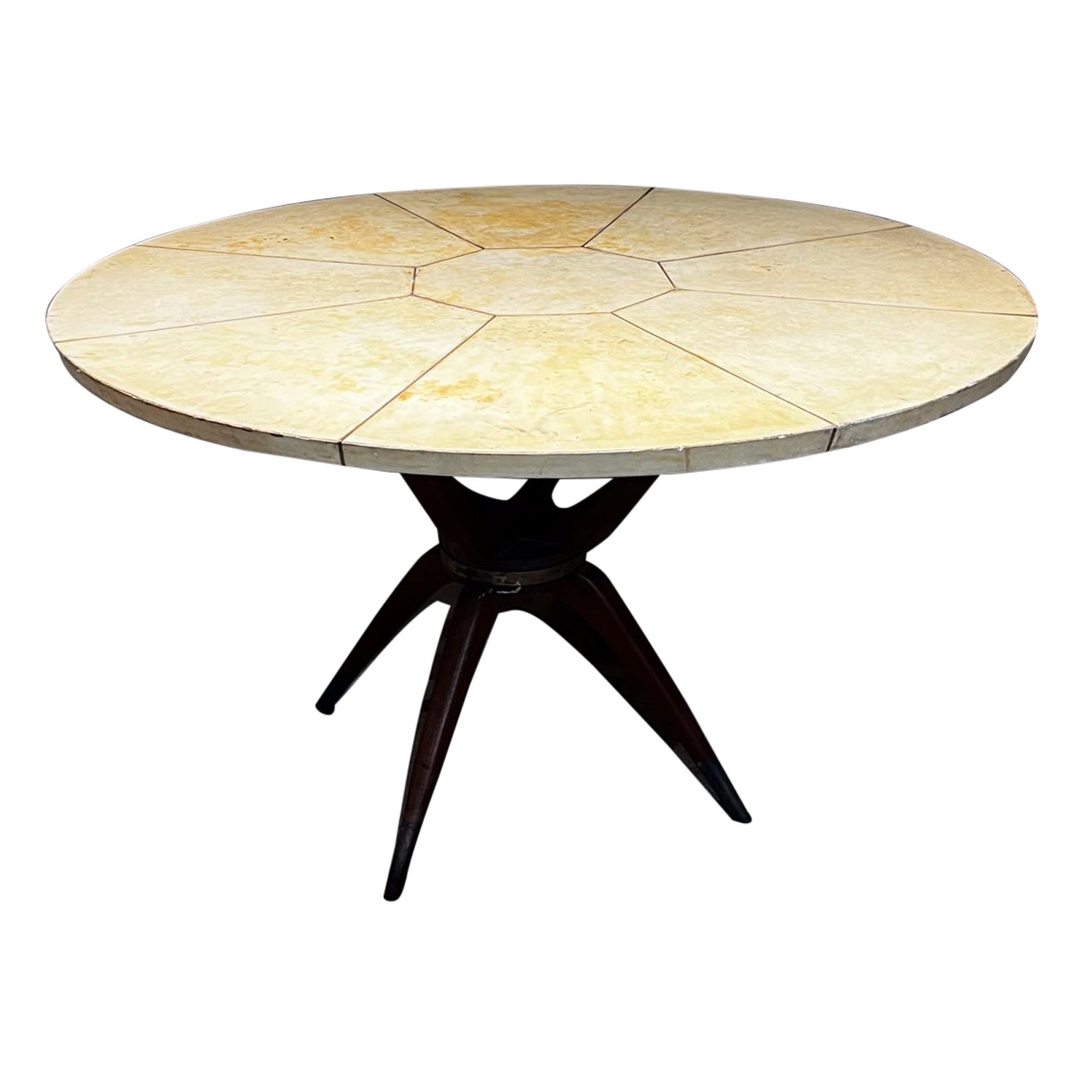 1950er Jahre Prächtiger Esstisch aus Ziegenleder, Mahagoni und patiniertem Messing
hergestellt in Mexiko
Mexikanischer Modernismus, inspiriert von italienischem Design.
Unmarkiert. Arturo Pani zugeschrieben.
28,25 h x 47,5 Durchmesser
Originaler