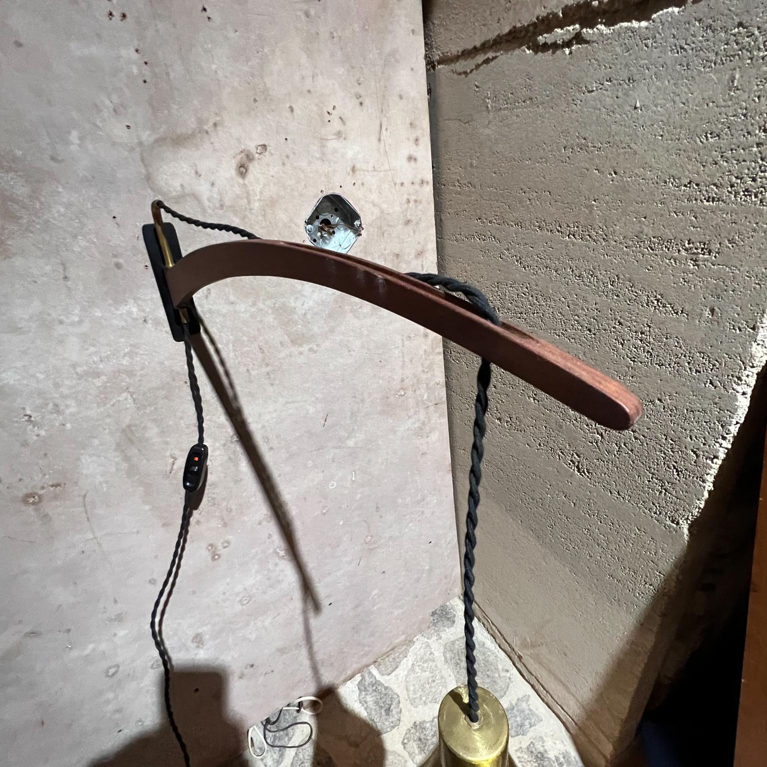 Lámpara de pared escultórica dorada de los años 50 Pantalla ajustable Estilo de Stilnovo Italia Moderno de mediados de siglo en venta