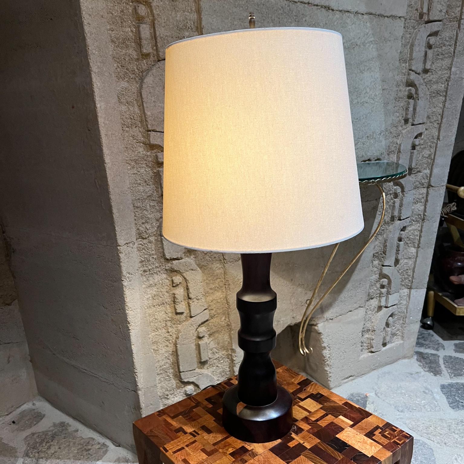 Lampe de table sculpturale à fuseau des années 1950 en bois de fer du désert mexicain Palo Fierro en vente 3