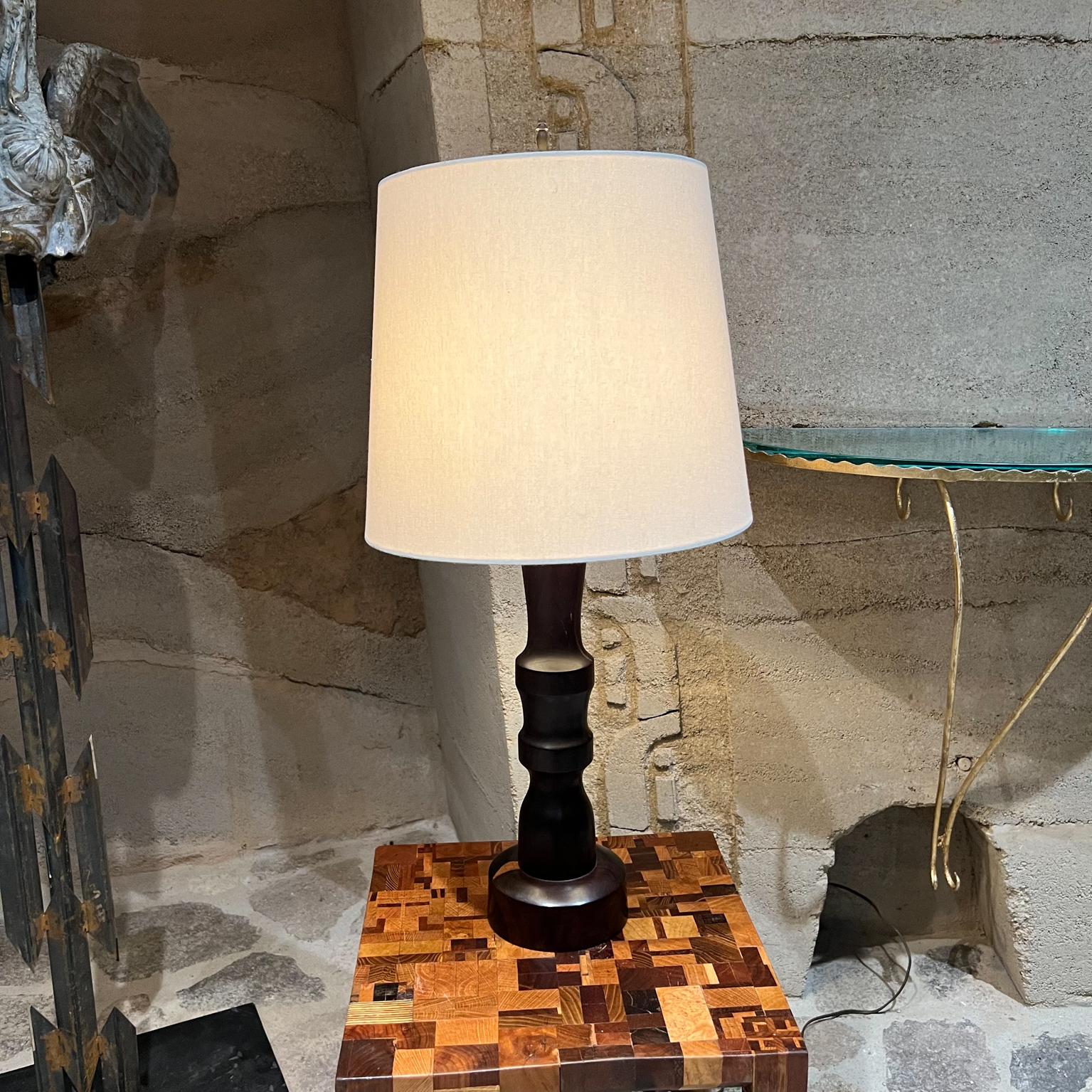 Lampe de table sculpturale à fuseau des années 1950 en bois de fer du désert mexicain Palo Fierro en vente 5