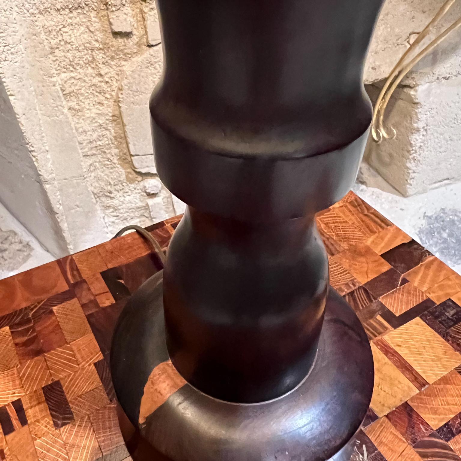 Lampe de table sculpturale à fuseau des années 1950 en bois de fer du désert mexicain Palo Fierro en vente 9