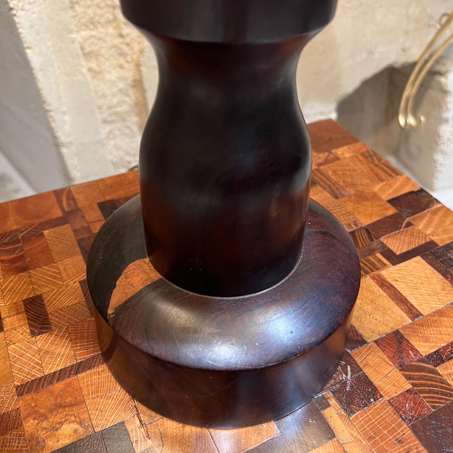 Mid-Century Modern Lampe de table sculpturale à fuseau des années 1950 en bois de fer du désert mexicain Palo Fierro en vente