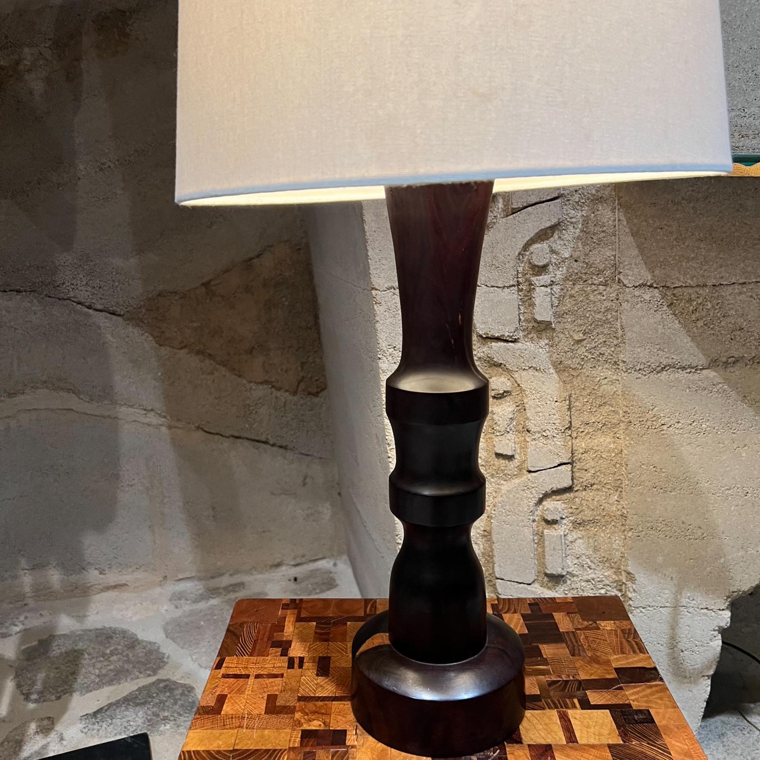 Lampe de table sculpturale à fuseau des années 1950 en bois de fer du désert mexicain Palo Fierro en vente 2