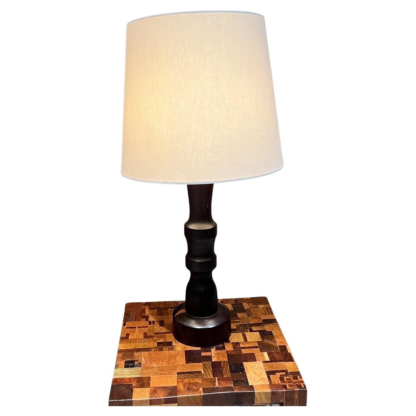 Lámpara de sobremesa escultórica de los años 50 en Palo Fierro del Desierto México
Similar a la madera de cocobolo.
Lámpara de mesa individual bellamente esculpida
Sin marcar.
32 h hasta el remate, 18 h hasta el casquillo x 6 de diámetro
Estado
