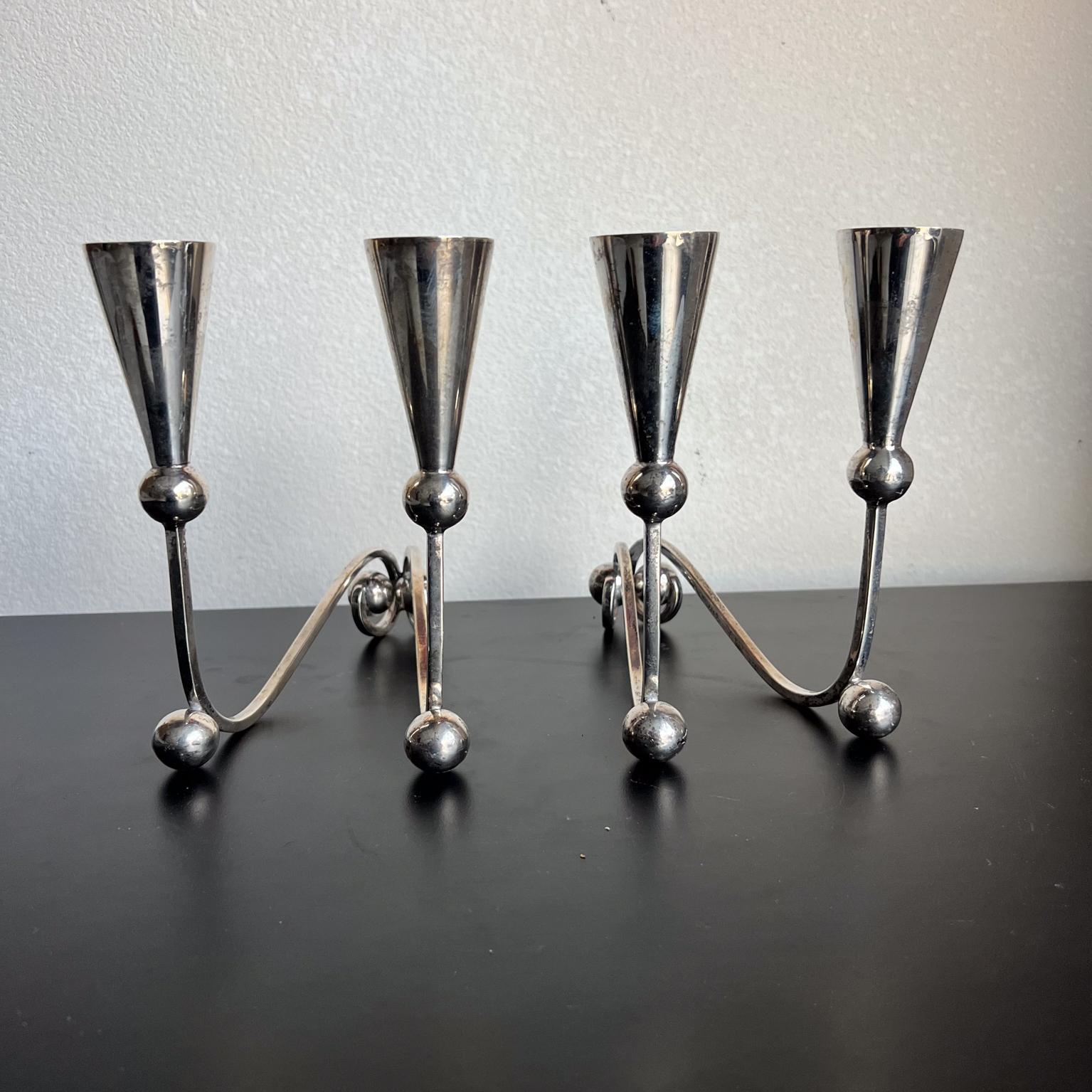 Sculptural Sterling Candelabra Set Candle Holder Pair
Fabriqué au Mexique P. Lopez Silversmith Taxco
Tampon
7 h x 4,88 l x 7,5 p
Condition vintage originale
Se référer aux images
