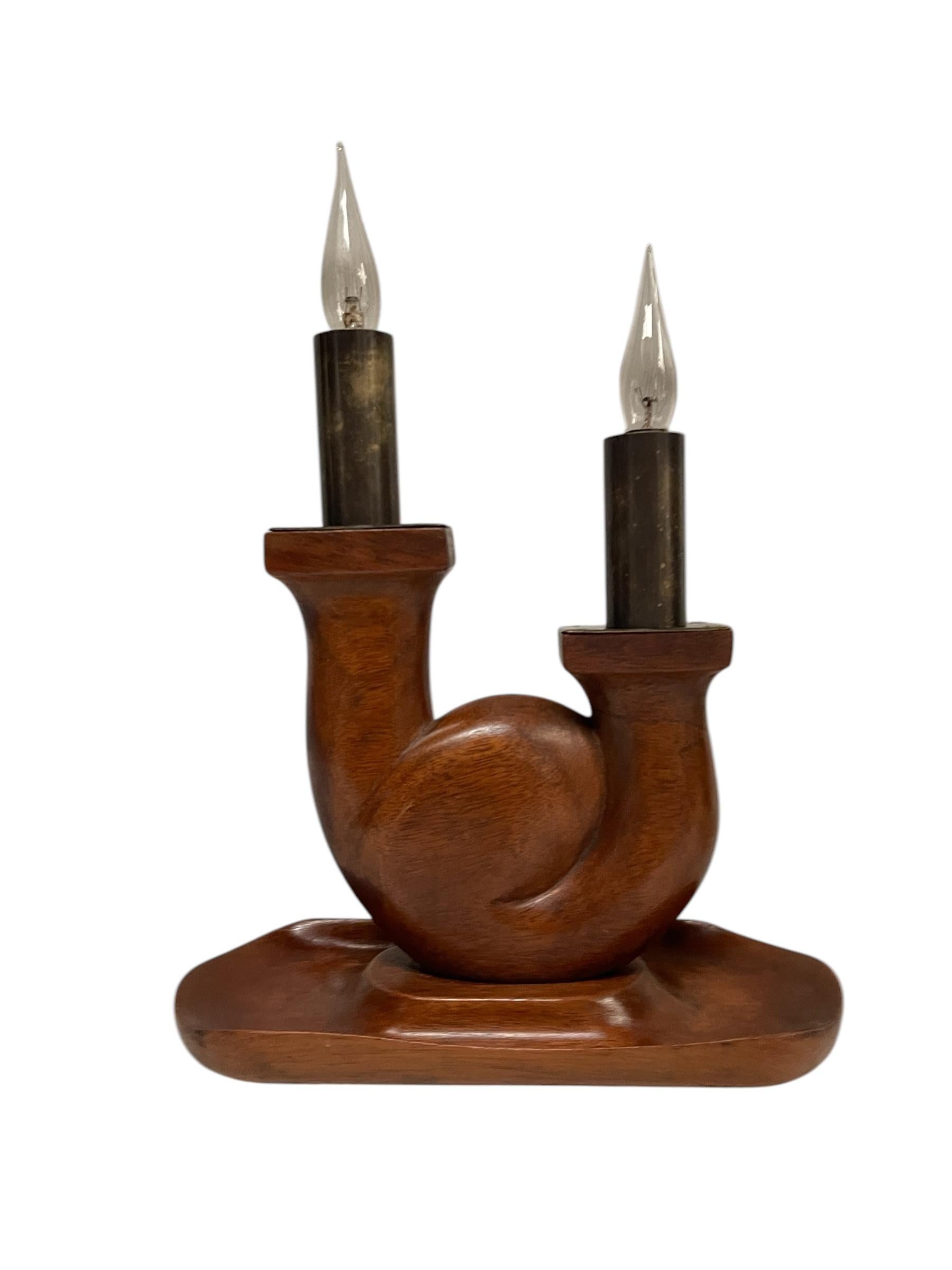 Lampada da tavolo in legno scultoreo degli anni '50 nello stile di Alexandre Noll In condizioni buone in vendita a Bois-Colombes, FR