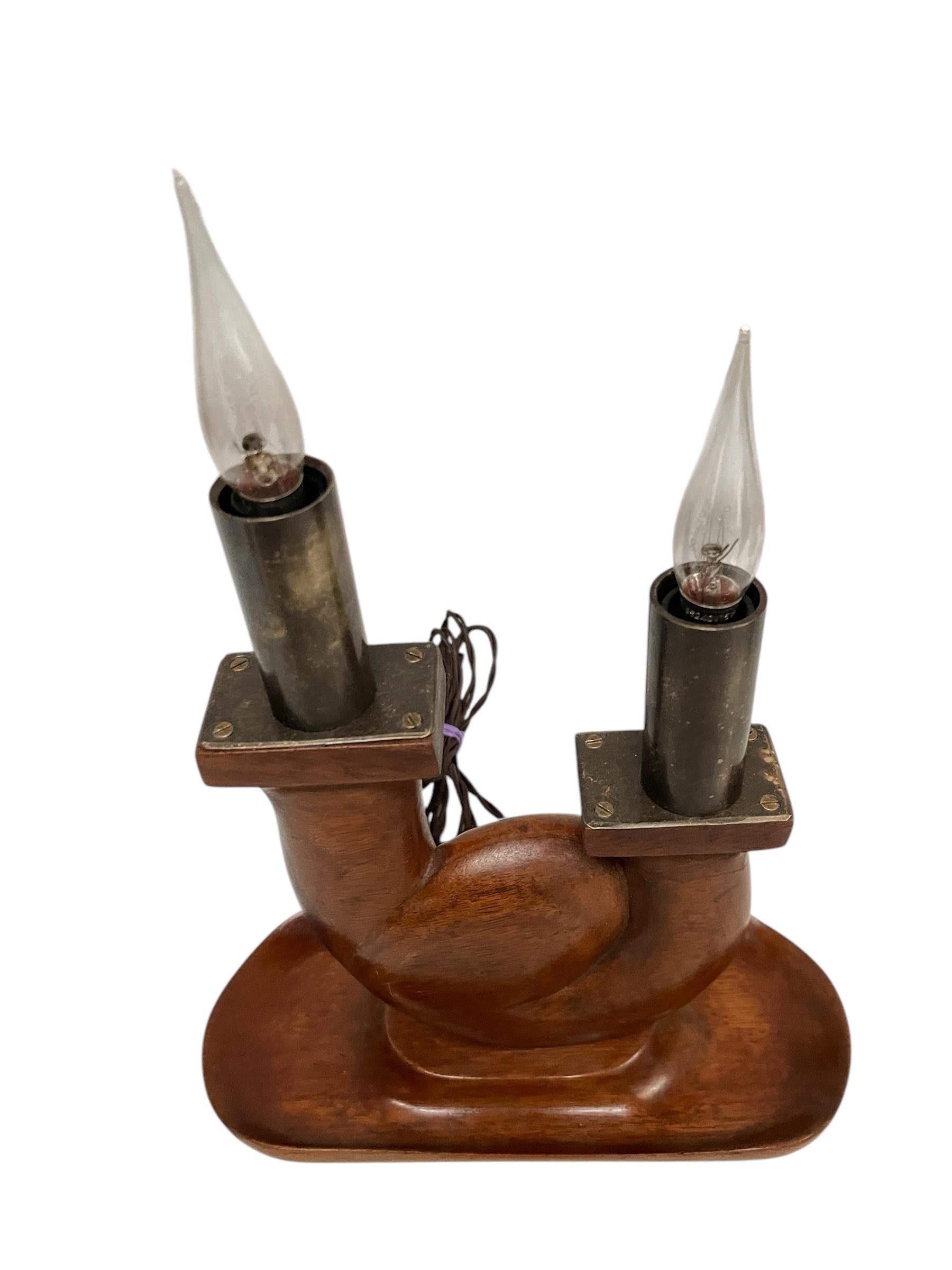 Metà XX secolo Lampada da tavolo in legno scultoreo degli anni '50 nello stile di Alexandre Noll in vendita