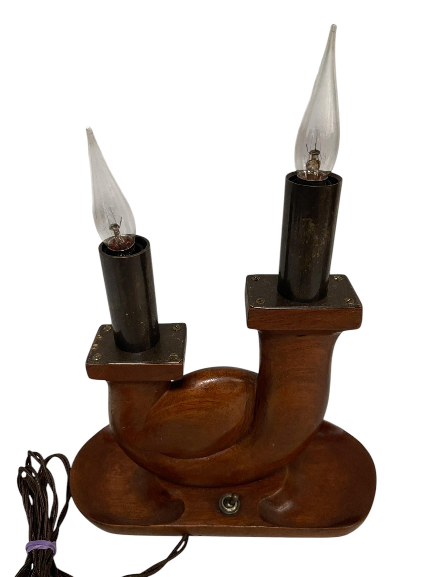 Legno di alberi da frutto Lampada da tavolo in legno scultoreo degli anni '50 nello stile di Alexandre Noll in vendita