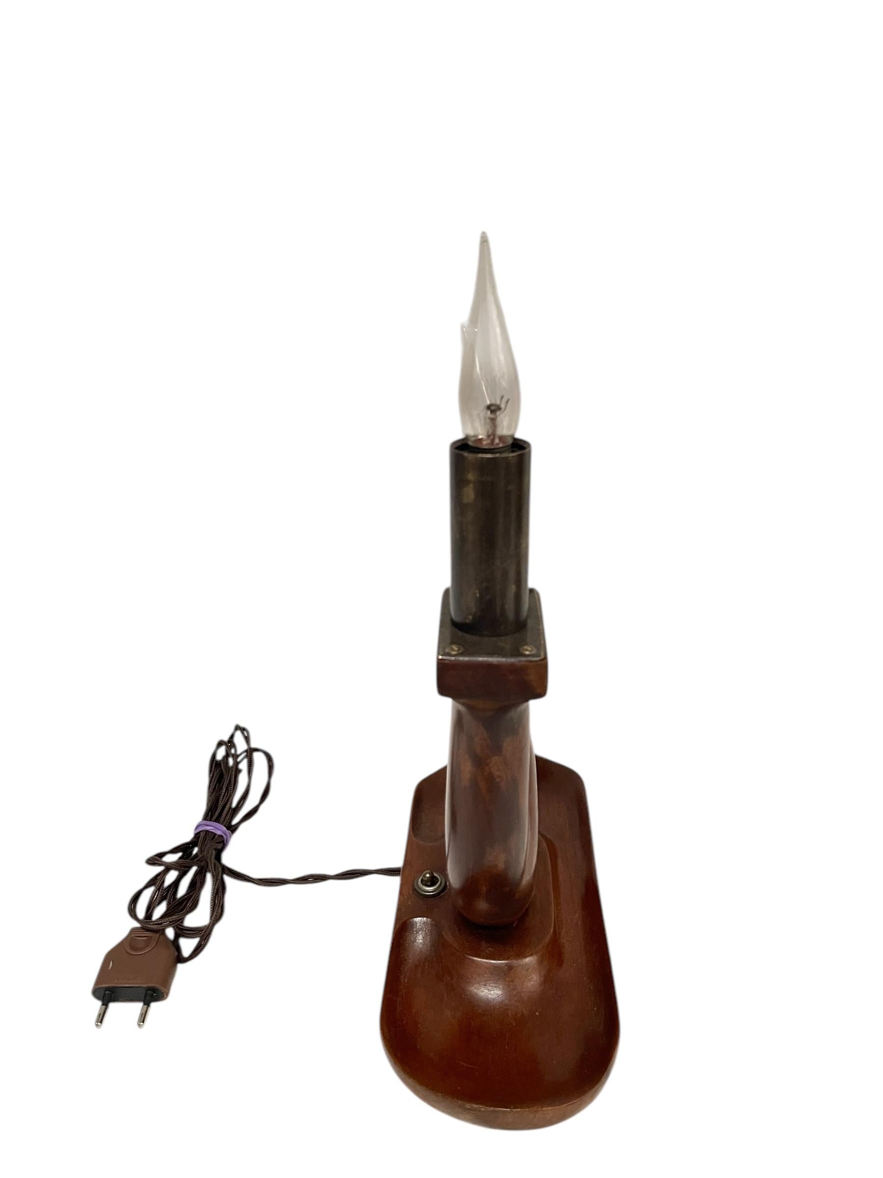 Lampada da tavolo in legno scultoreo degli anni '50 nello stile di Alexandre Noll in vendita 1