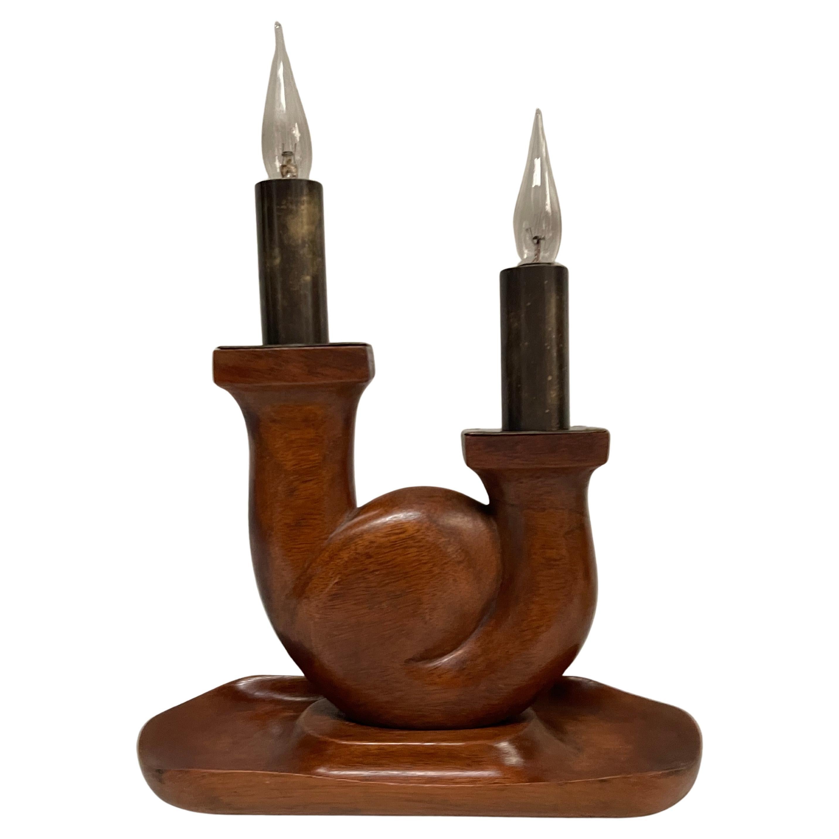 Lampada da tavolo in legno scultoreo degli anni '50 nello stile di Alexandre Noll