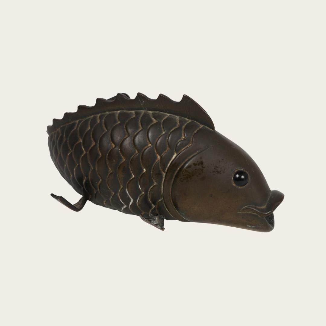 Metà XX secolo Scultura anni '50 di carpa in bronzo massiccio con occhi di vetro in vendita