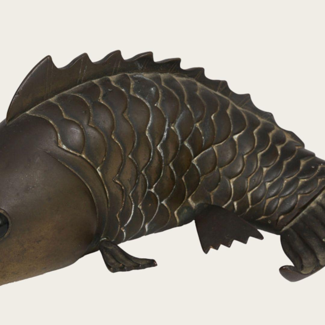 Scultura anni '50 di carpa in bronzo massiccio con occhi di vetro in vendita 1