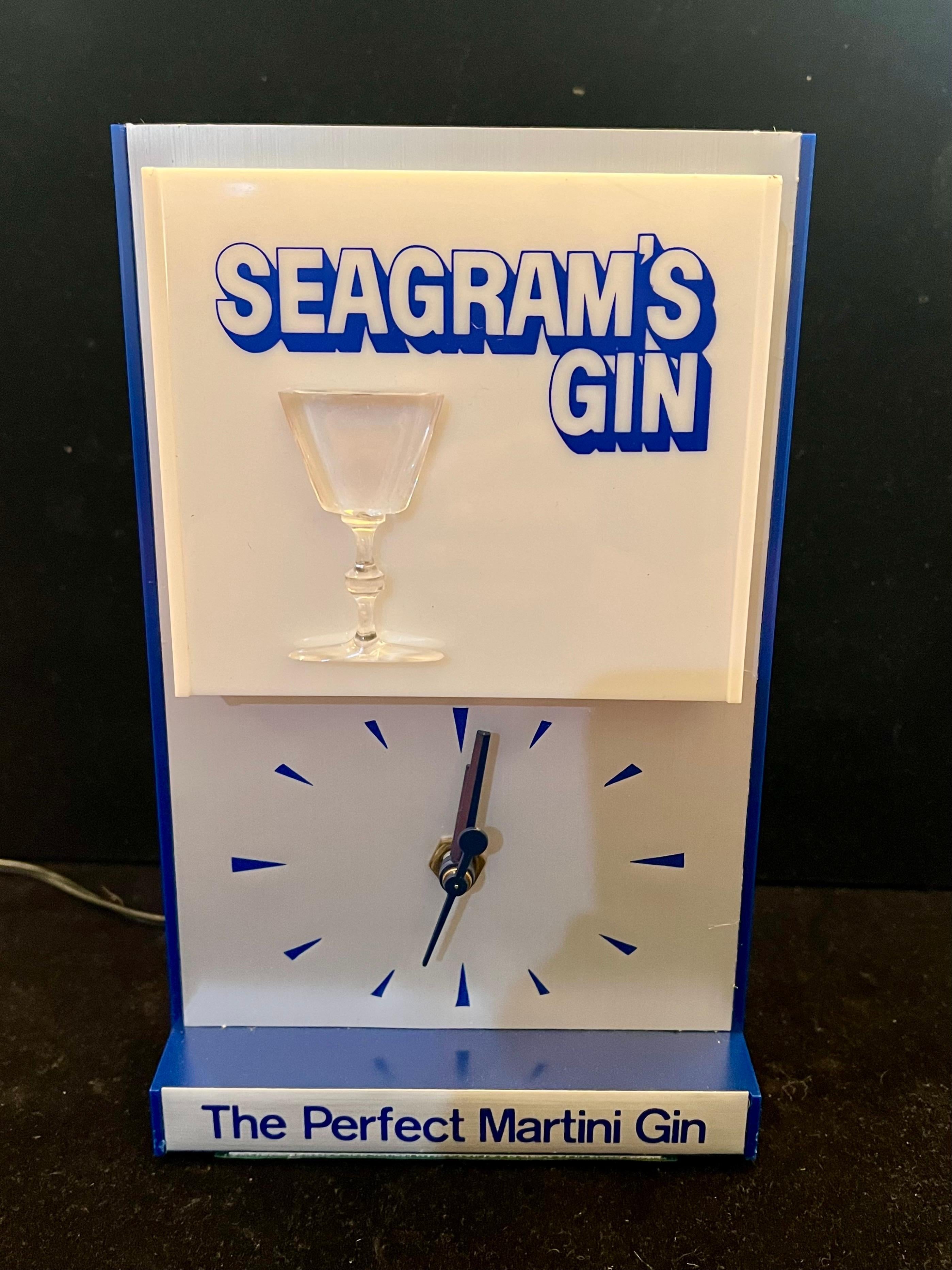 1950's Seagram's Gin Advertising Electric Clock Old Stock New In Box In Excellent Condition For Sale In San Diego, CA
