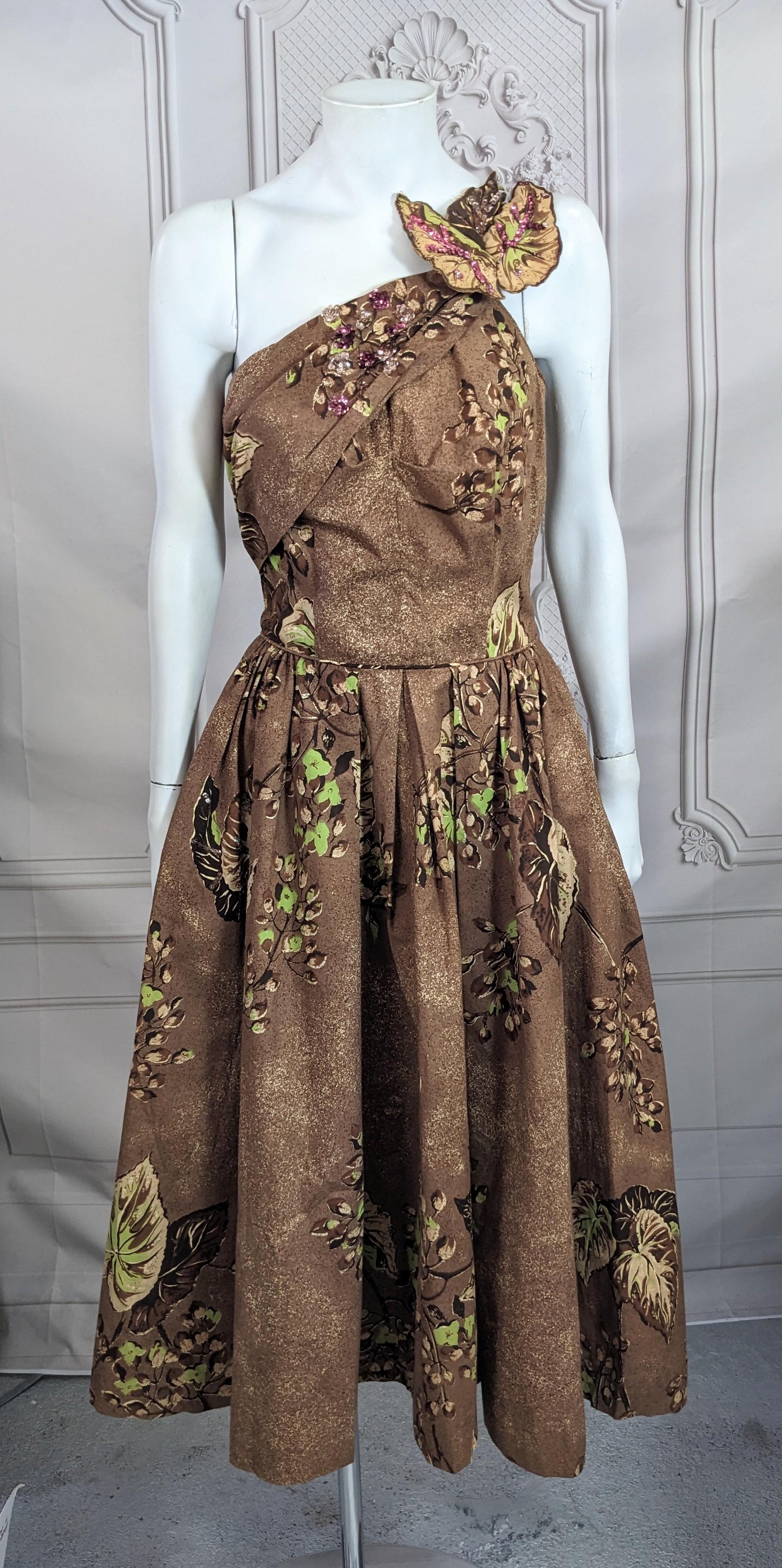 Encantador vestido de cóctel de los años 50 de algodón con estampado de hojas de lentejuelas y pañuelo. Corpiño entallado con panel drapeado y falda súper amplia con detalles ocasionales de lentejuelas. Motivo de hoja con lentejuelas montado en la