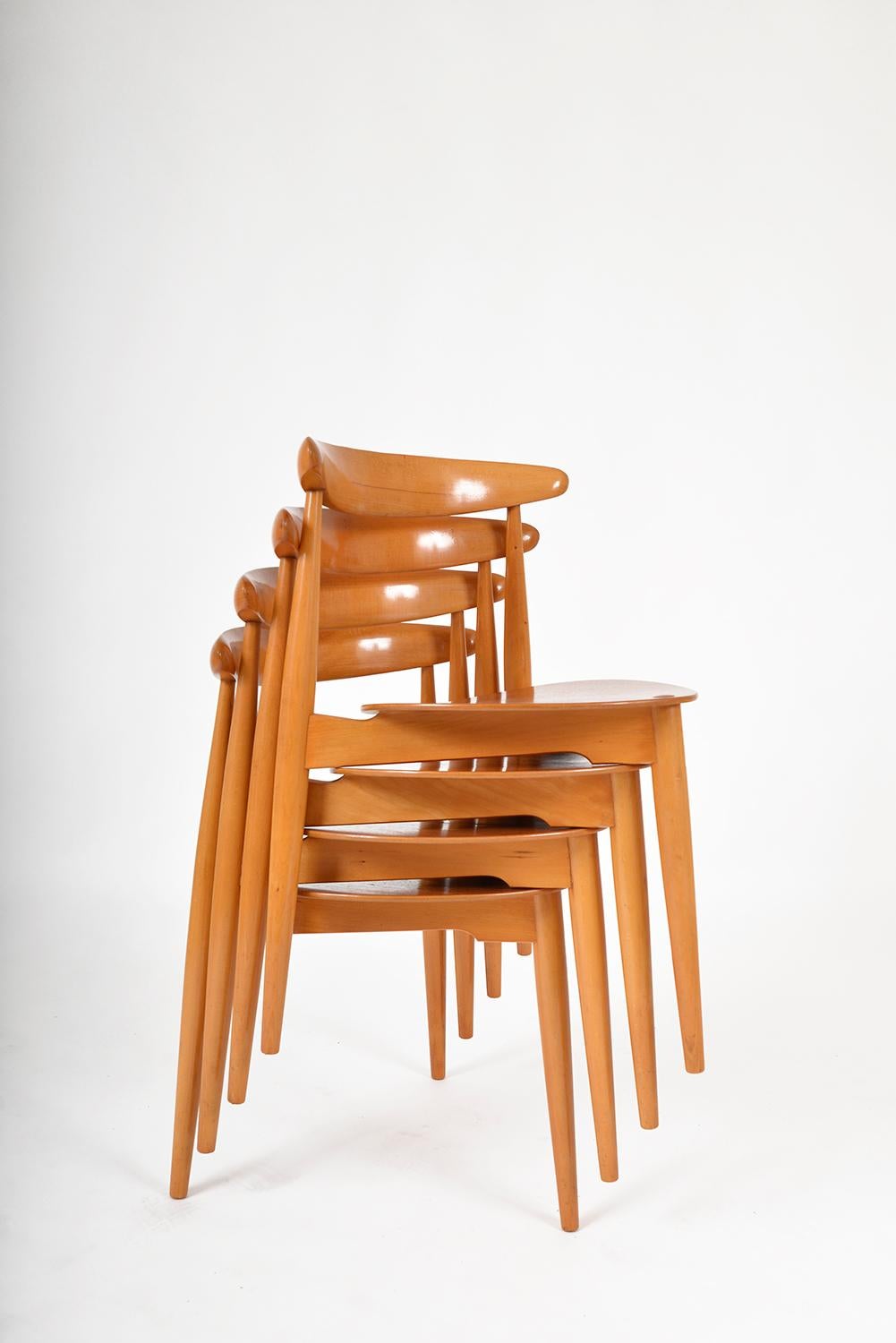Superbe ensemble de quatre chaises de salle à manger Fritz Hansen FH4103 'Heart' de la première génération des années 1950, conçues en 1953 par Hans Wegner. Elles ne sont pas seulement belles, elles sont aussi pratiques - les chaises à trois pieds