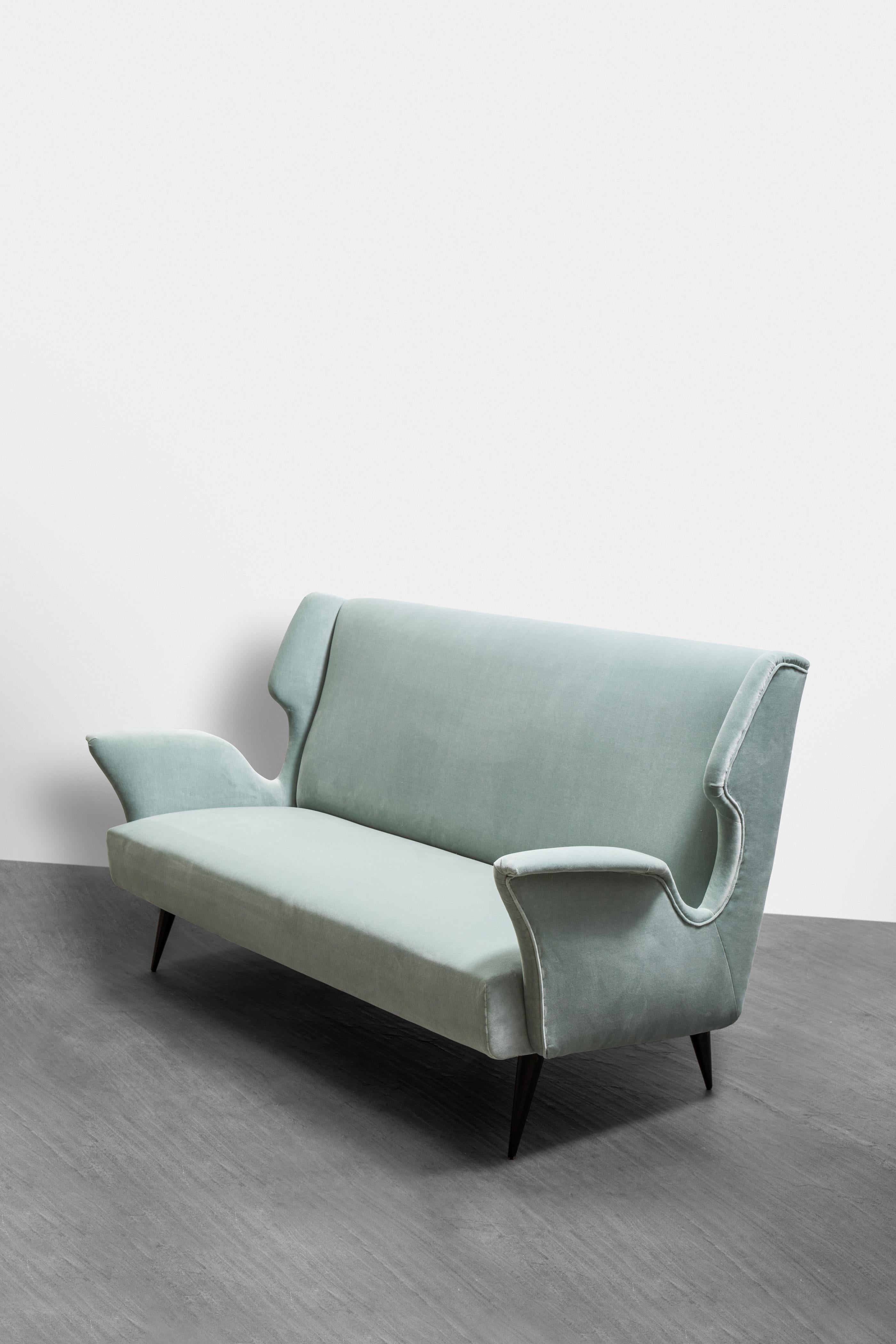 Set aus einem Sofa und einem Paar Sesseln von Melchirorre Bega aus den 1950er Jahren (Moderne der Mitte des Jahrhunderts) im Angebot