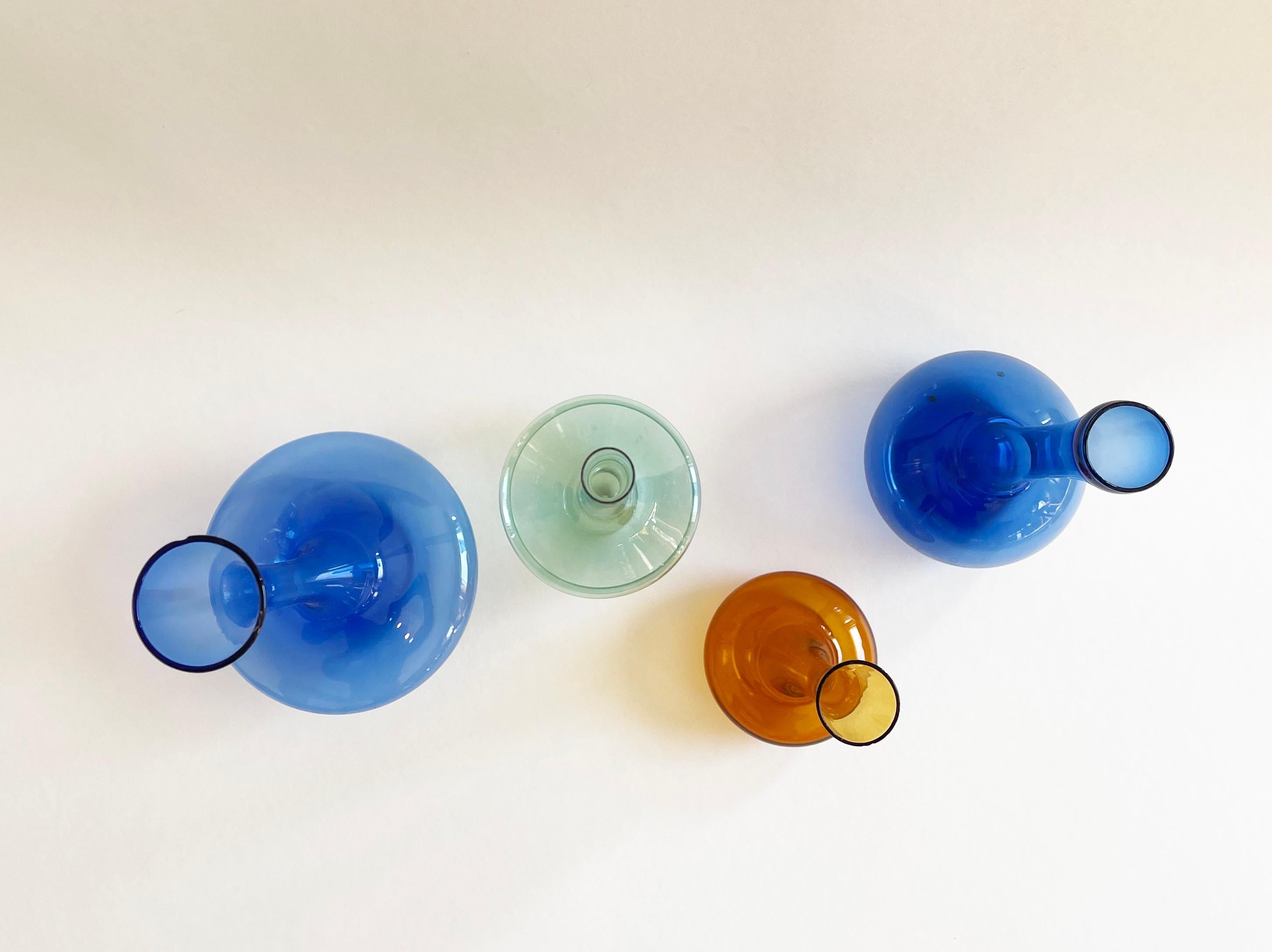 Collectional de quatre vases en verre très délicats, tous attribués à Albin Schädel, célèbre souffleur de verre est-allemand.
Cet artiste habile a créé les objets les plus délicats à partir de verre très fin.
Voici d'ailleurs une partie de mon