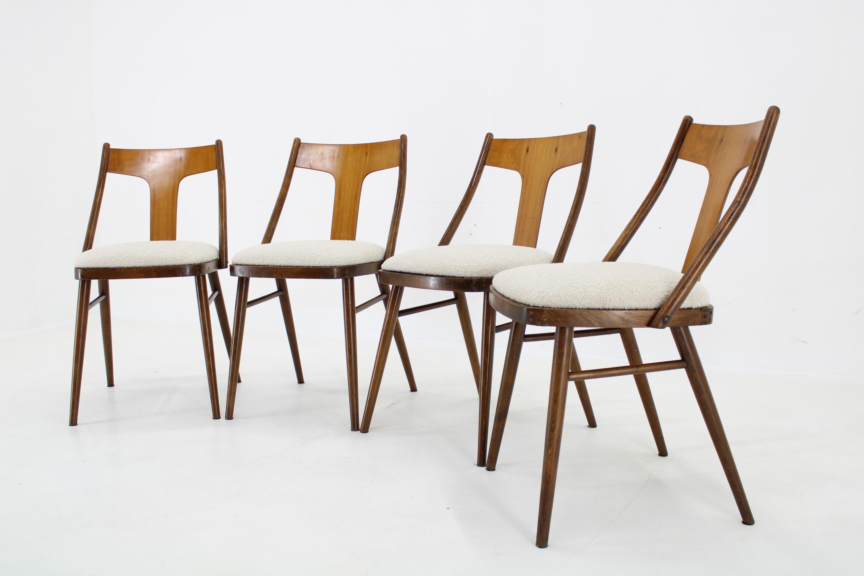 Mid-Century Modern Ensemble de 4 chaises de salle à manger en finition noyer, Tchécoslovaquie, années 1950  en vente