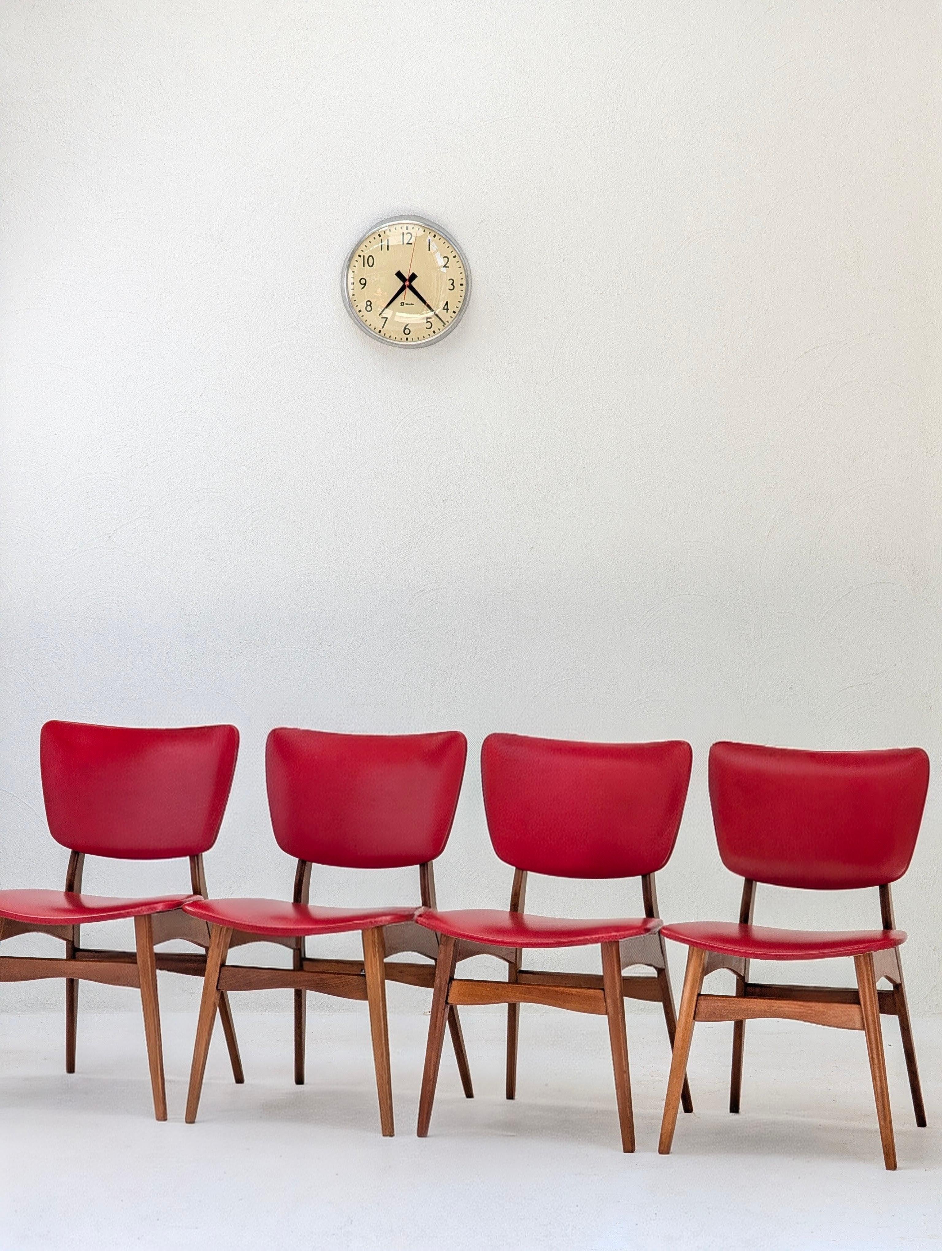Il y a des pièces qui donnent l'impression d'être chez soi. Ce magnifique ensemble de quatre chaises de salle à manger Fler en fait partie. Conçues au milieu des années 1950 par Fred Lowen et Ernest Rodeck, ces chaises font partie de la première