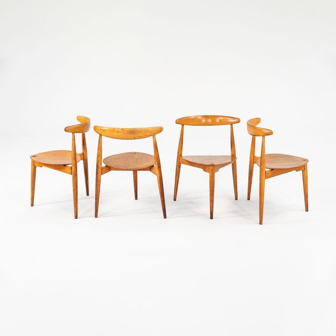 Il s'agit d'un bel ensemble de quatre chaises de salle à manger empilables FH4103 'ÄòHeart'Äô Tripod, initialement conçues par Hans Wegner en 1952. Ces exemples particuliers ont été fabriqués par Fritz Hansen au Danemark dans les années 1950. Les