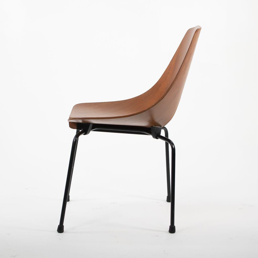 Dies ist ein Satz von sechs Esszimmerstühlen, entworfen von Carlo Ratti für Industria Legni Curvati in den 1960er Jahren. Die Stühle sind aus gebogenem Sperrholz mit Teakholzfurnier gefertigt und haben schwarze Stahlrohrbeine. Die geschwungenen