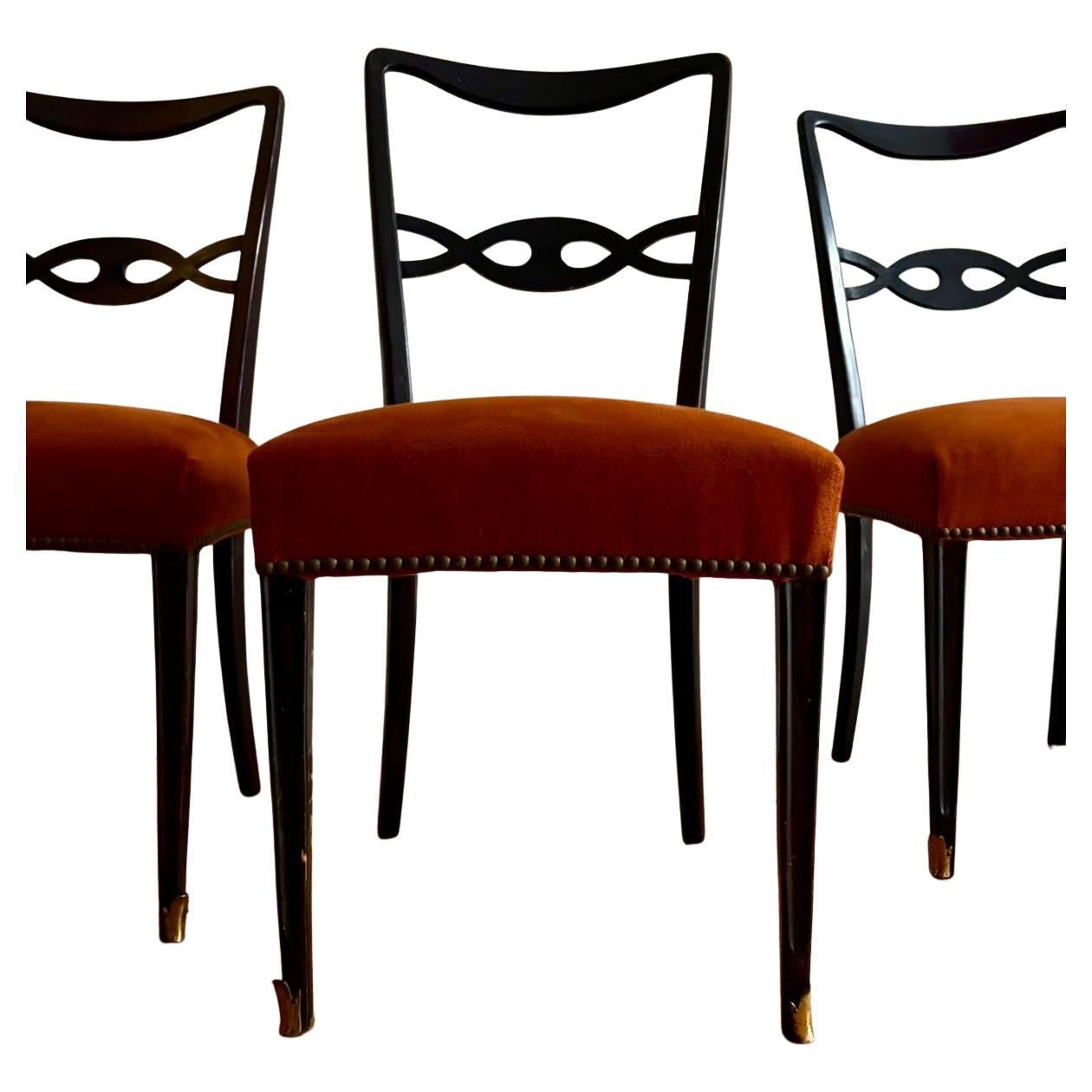 1950s set of 6 chairs by Paolo Buffa. Upholstered in Pierre Frey satin. in vendita