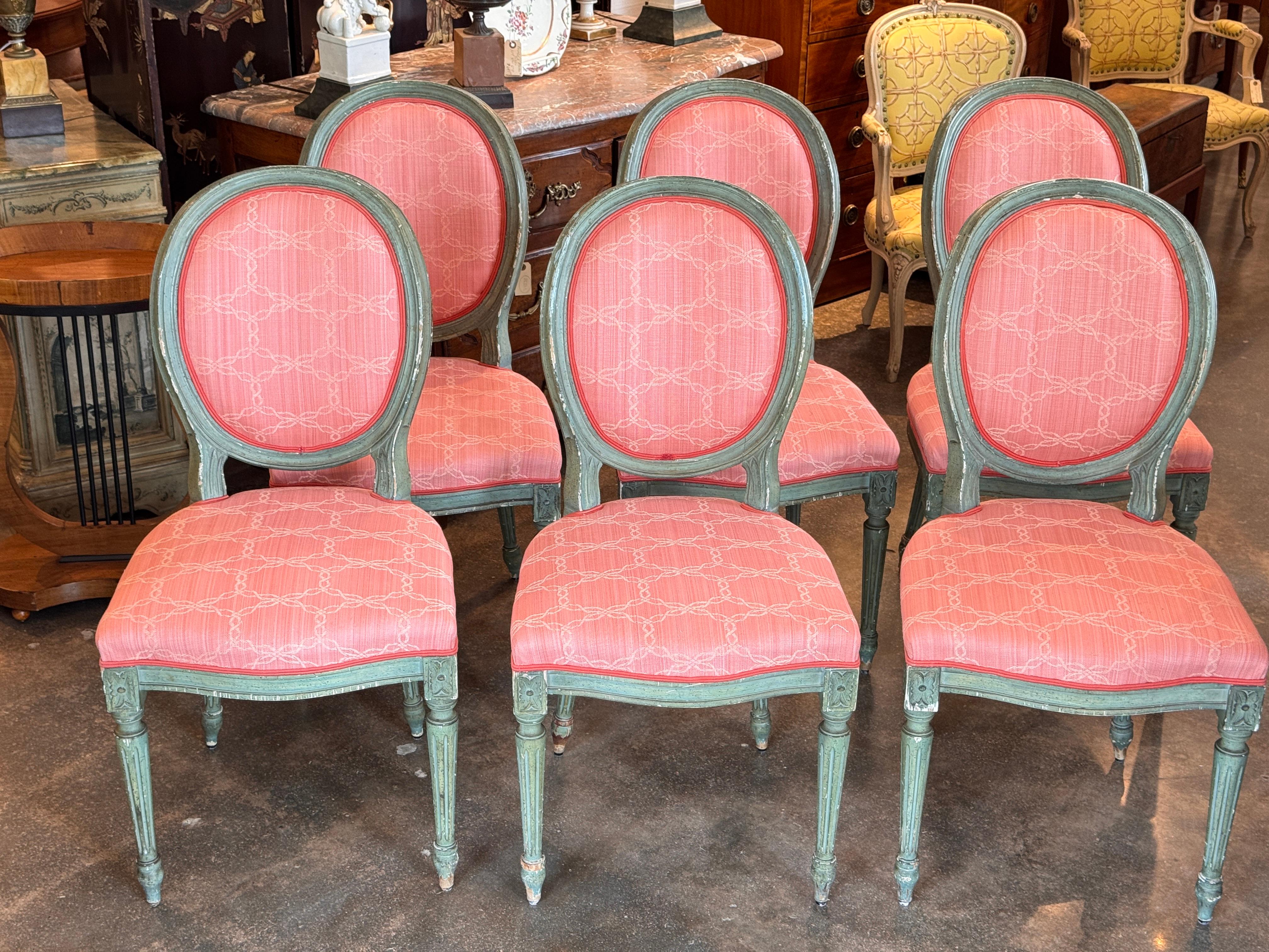 1950er Jahre Satz von 6 Louis XVI-Stil Esszimmerstühlen (Französisch) im Angebot