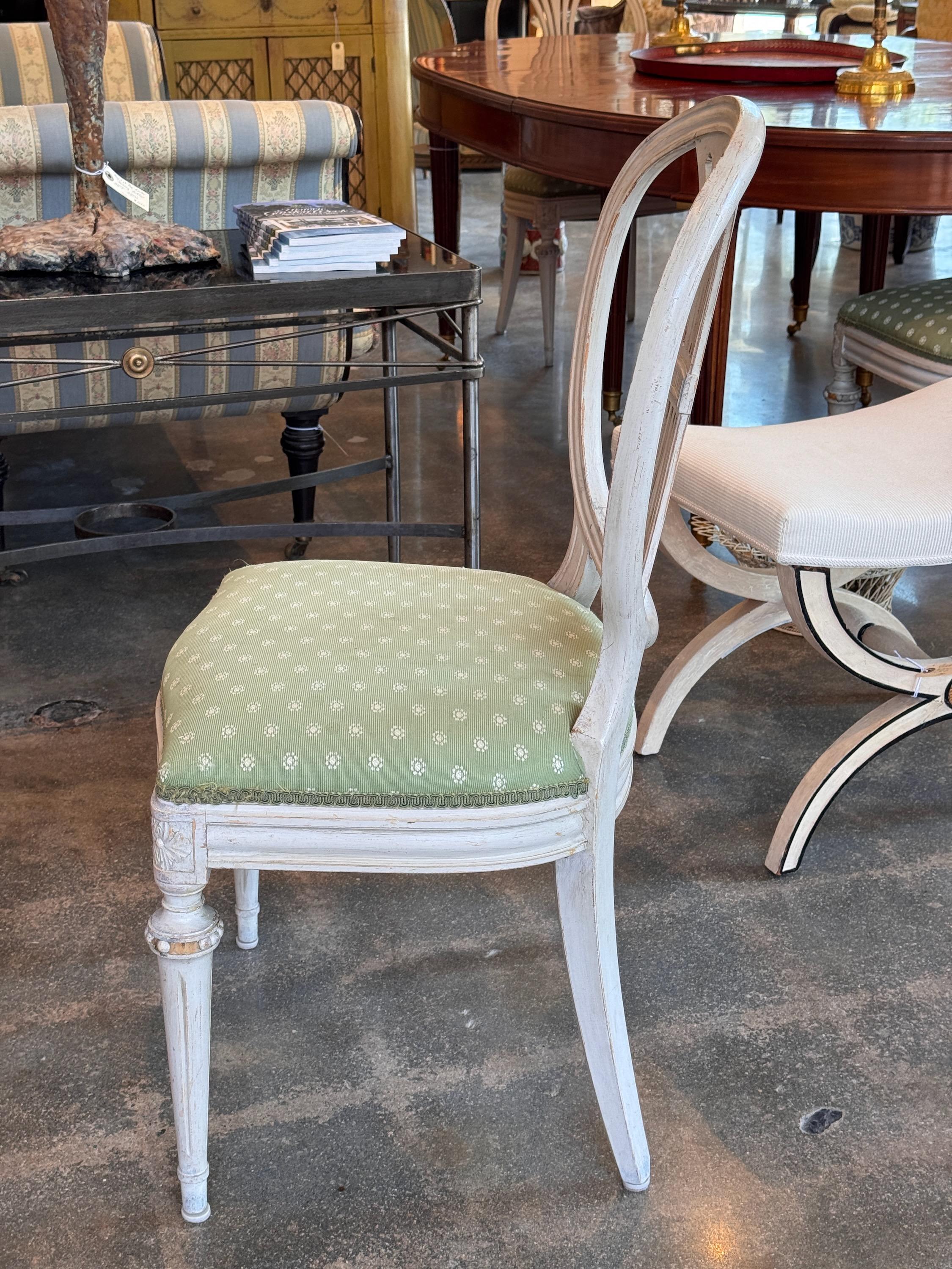 1950s Set of 8 Painted Dining Chairs With Lyre Backs (Jeu de 8 chaises de salle à manger peintes avec dossiers en forme de lyre) en vente 5