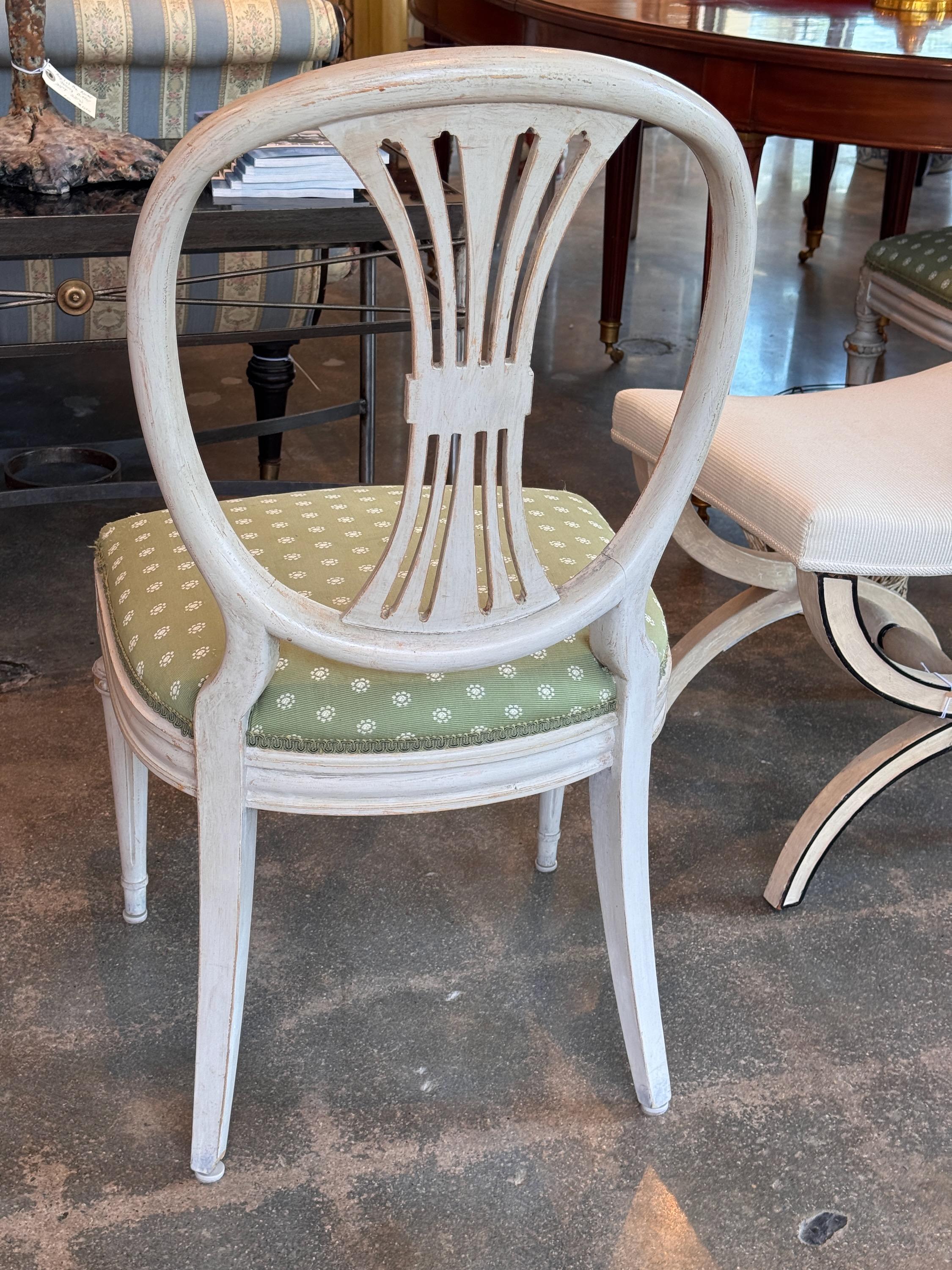 1950s Set of 8 Painted Dining Chairs With Lyre Backs (Jeu de 8 chaises de salle à manger peintes avec dossiers en forme de lyre) en vente 6