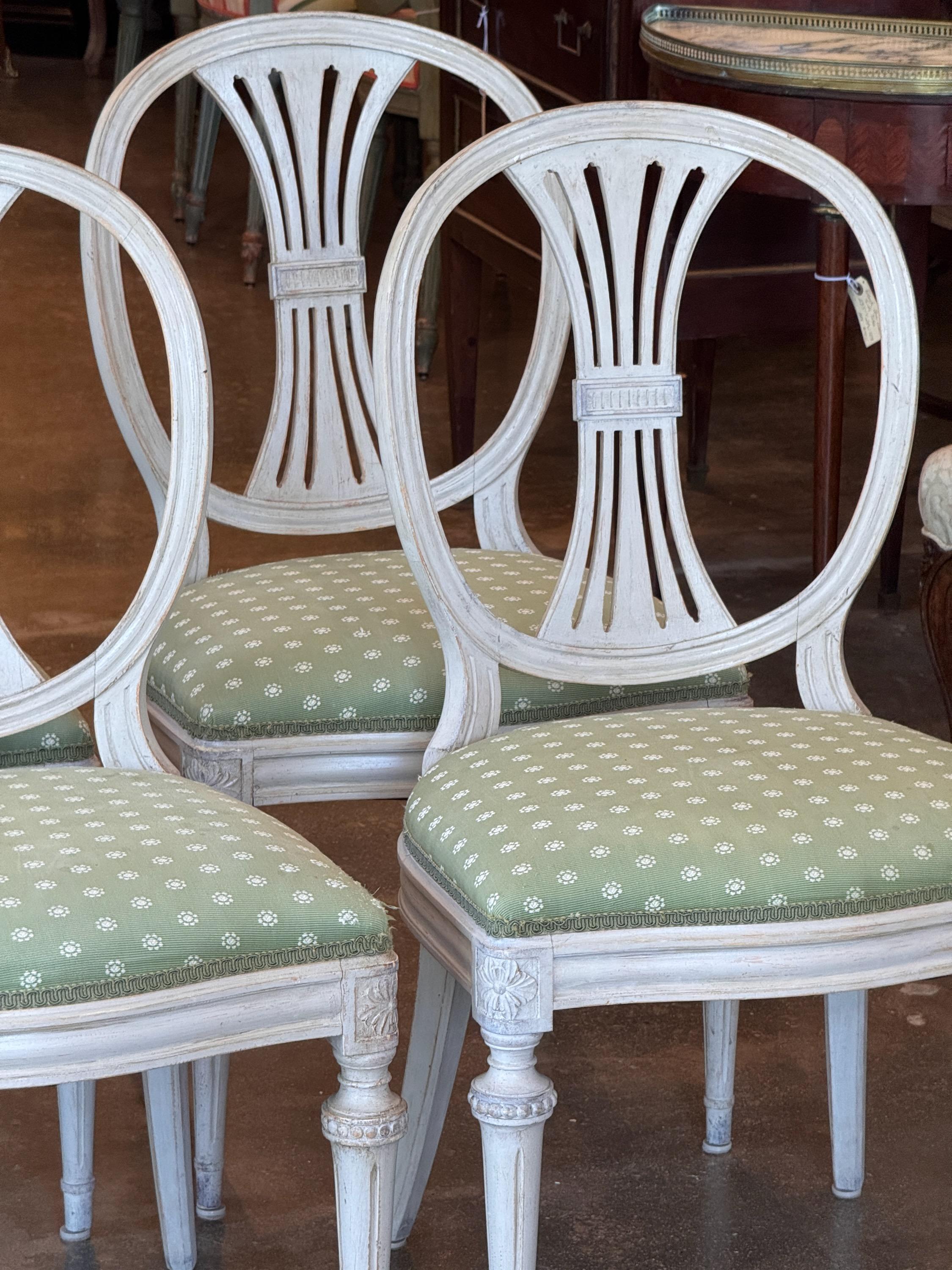 1950s Set of 8 Painted Dining Chairs With Lyre Backs (Jeu de 8 chaises de salle à manger peintes avec dossiers en forme de lyre) Bon état - En vente à Charlottesville, VA