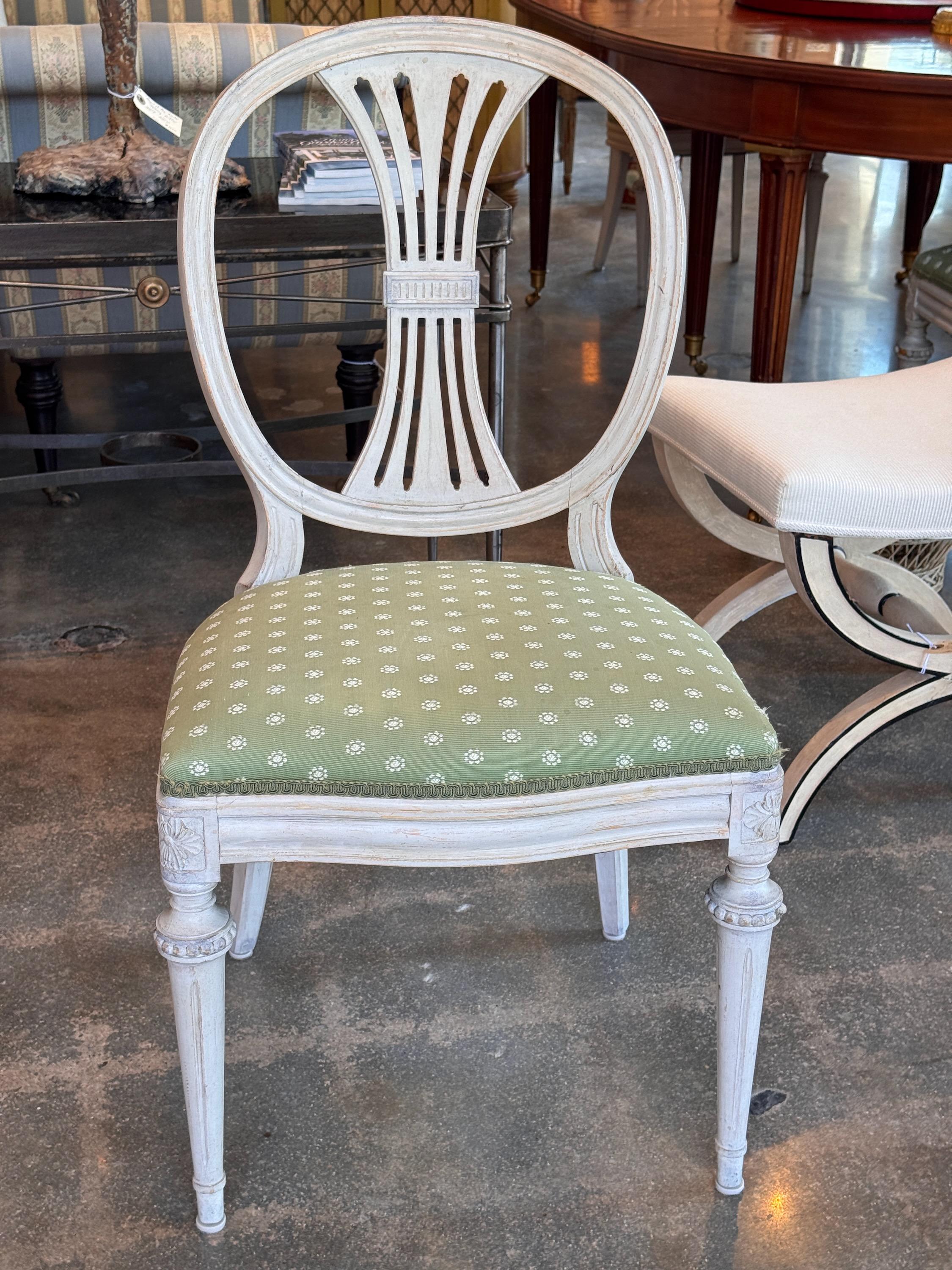 Milieu du XXe siècle 1950s Set of 8 Painted Dining Chairs With Lyre Backs (Jeu de 8 chaises de salle à manger peintes avec dossiers en forme de lyre) en vente