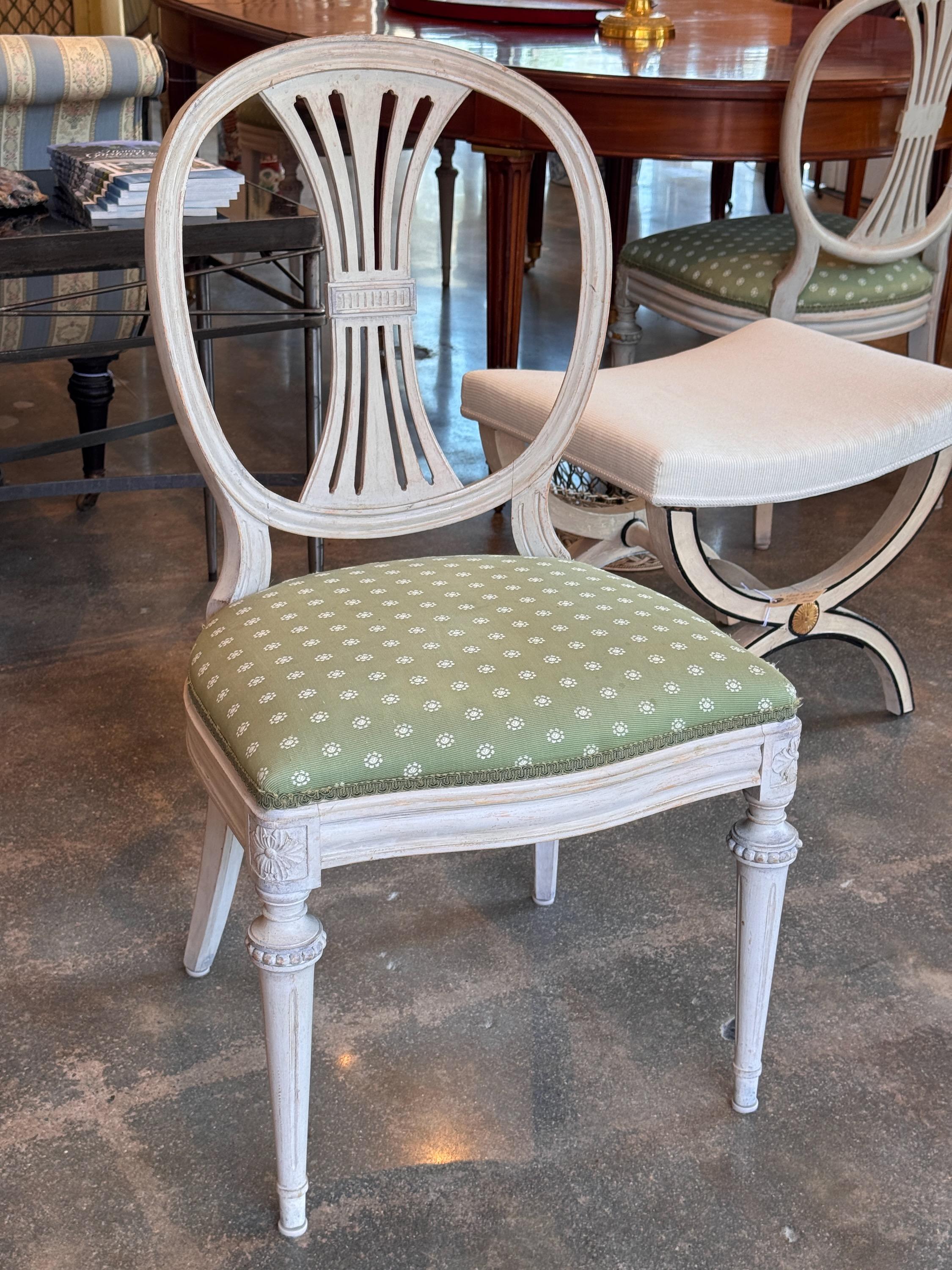 Tissu d'ameublement 1950s Set of 8 Painted Dining Chairs With Lyre Backs (Jeu de 8 chaises de salle à manger peintes avec dossiers en forme de lyre) en vente