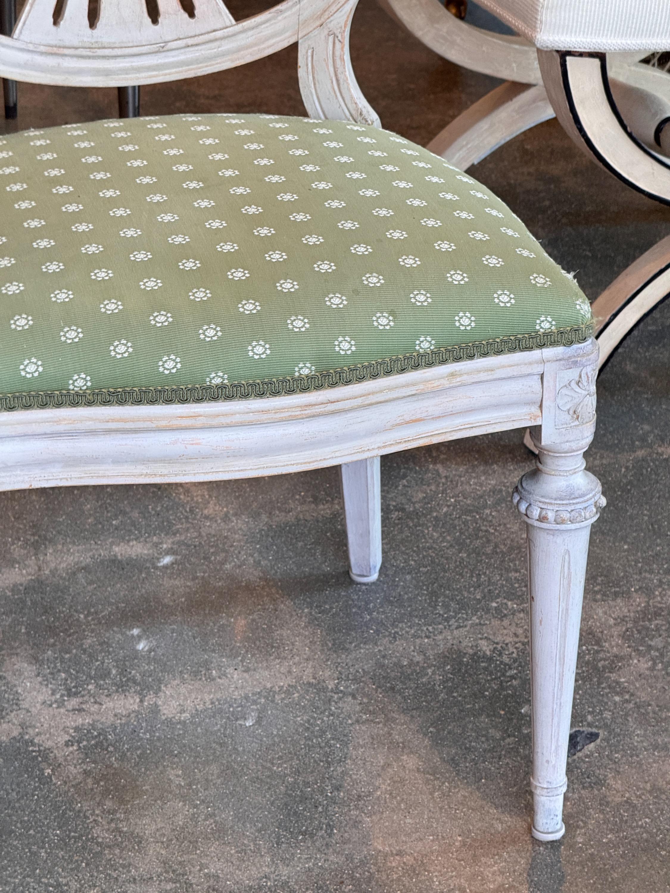 1950s Set of 8 Painted Dining Chairs With Lyre Backs (Jeu de 8 chaises de salle à manger peintes avec dossiers en forme de lyre) en vente 1