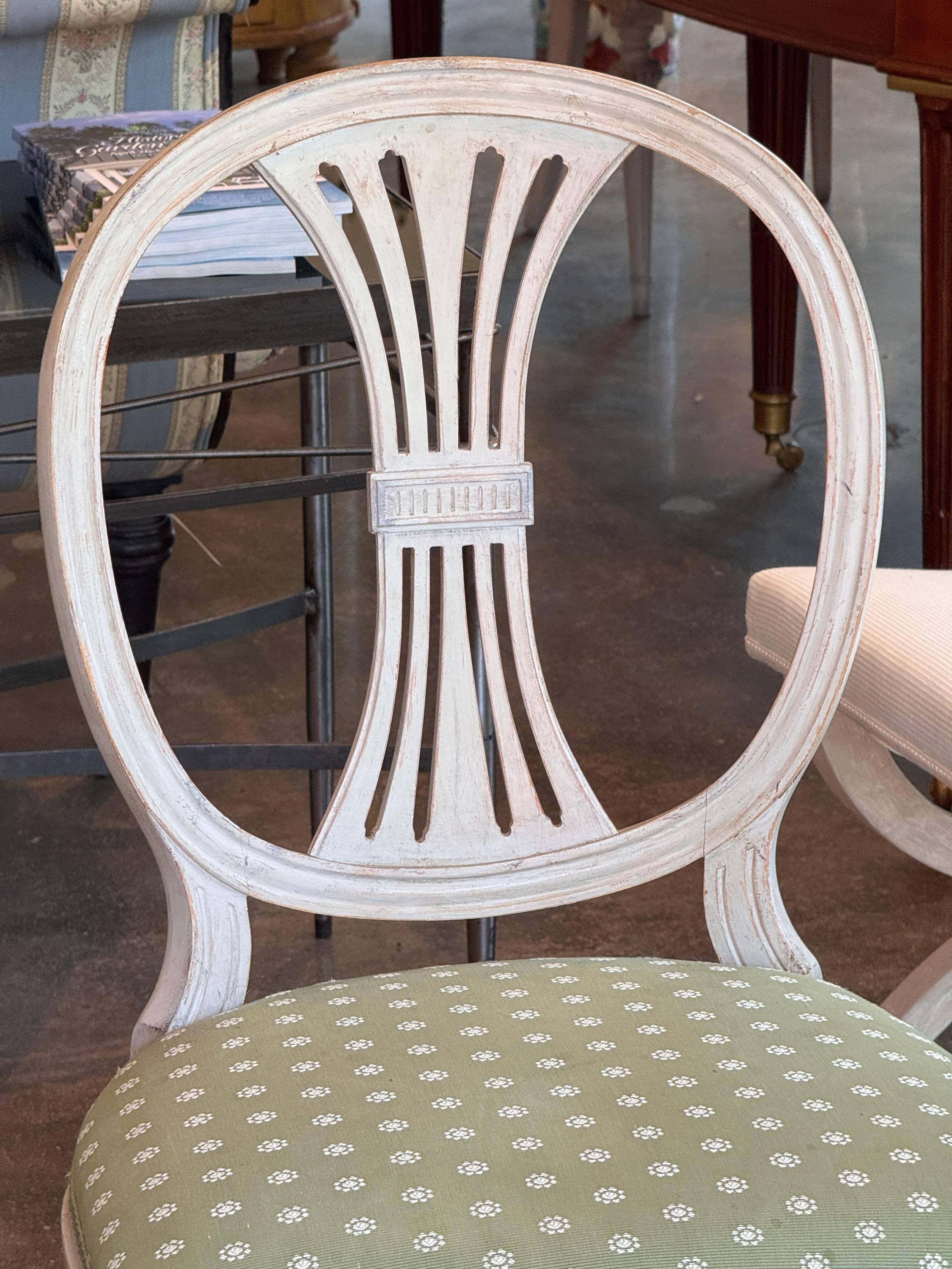 1950s Set of 8 Painted Dining Chairs With Lyre Backs (Jeu de 8 chaises de salle à manger peintes avec dossiers en forme de lyre) en vente 3