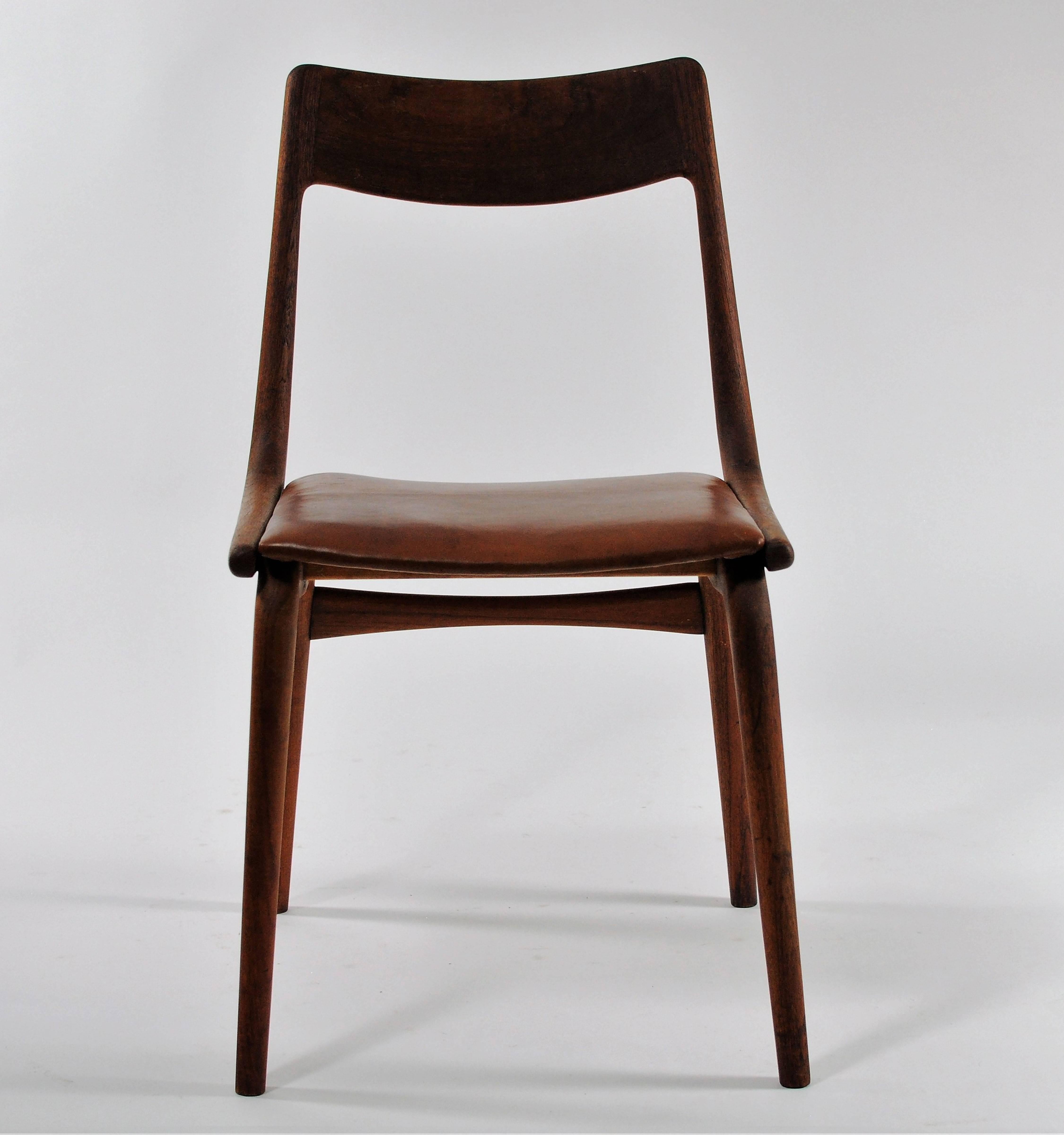 Set of four 1950s Danish boomerang dining chairs in teak by Alfred Christensen for Slagelse Møbelfabrik.

The comfortable chairs feature a simple but elegant boomerang shaped frame in solid bended teak with a well shaped teak backrest and a very