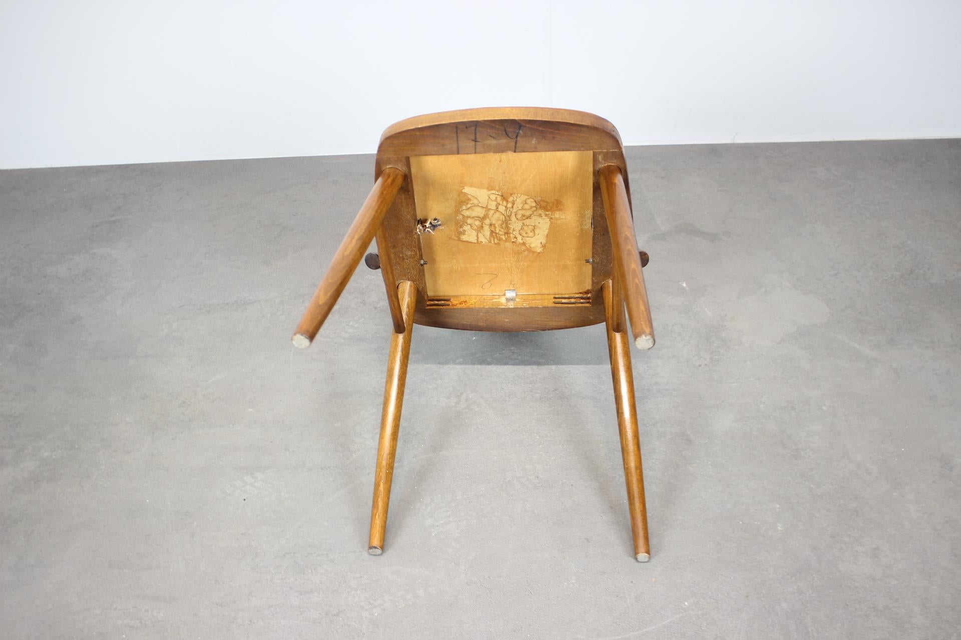 Set di quattro sedie da pranzo in noce degli anni '50, Cecoslovacchia in vendita 3