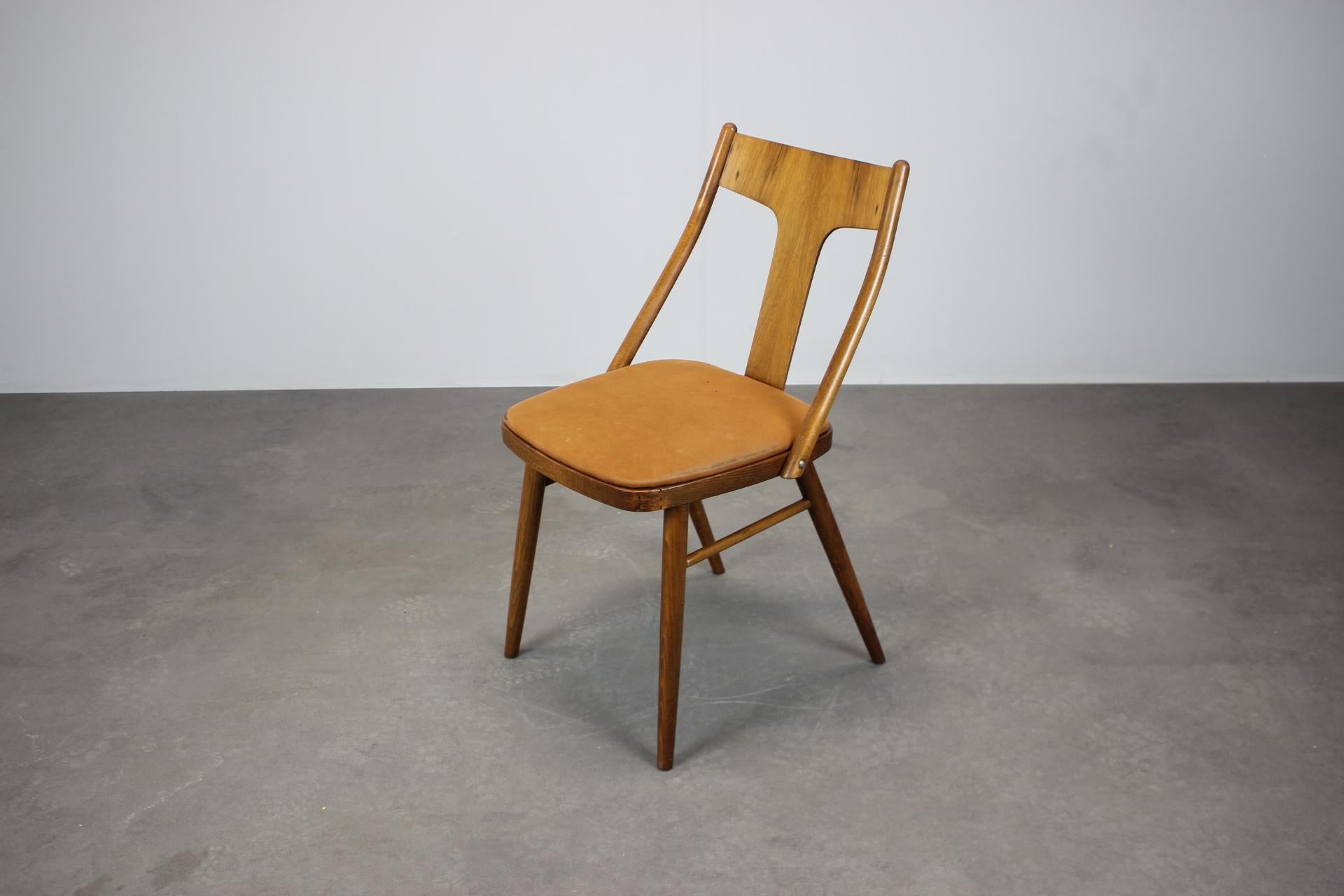 Set di quattro sedie da pranzo in noce degli anni '50, Cecoslovacchia In condizioni buone in vendita a Praha, CZ