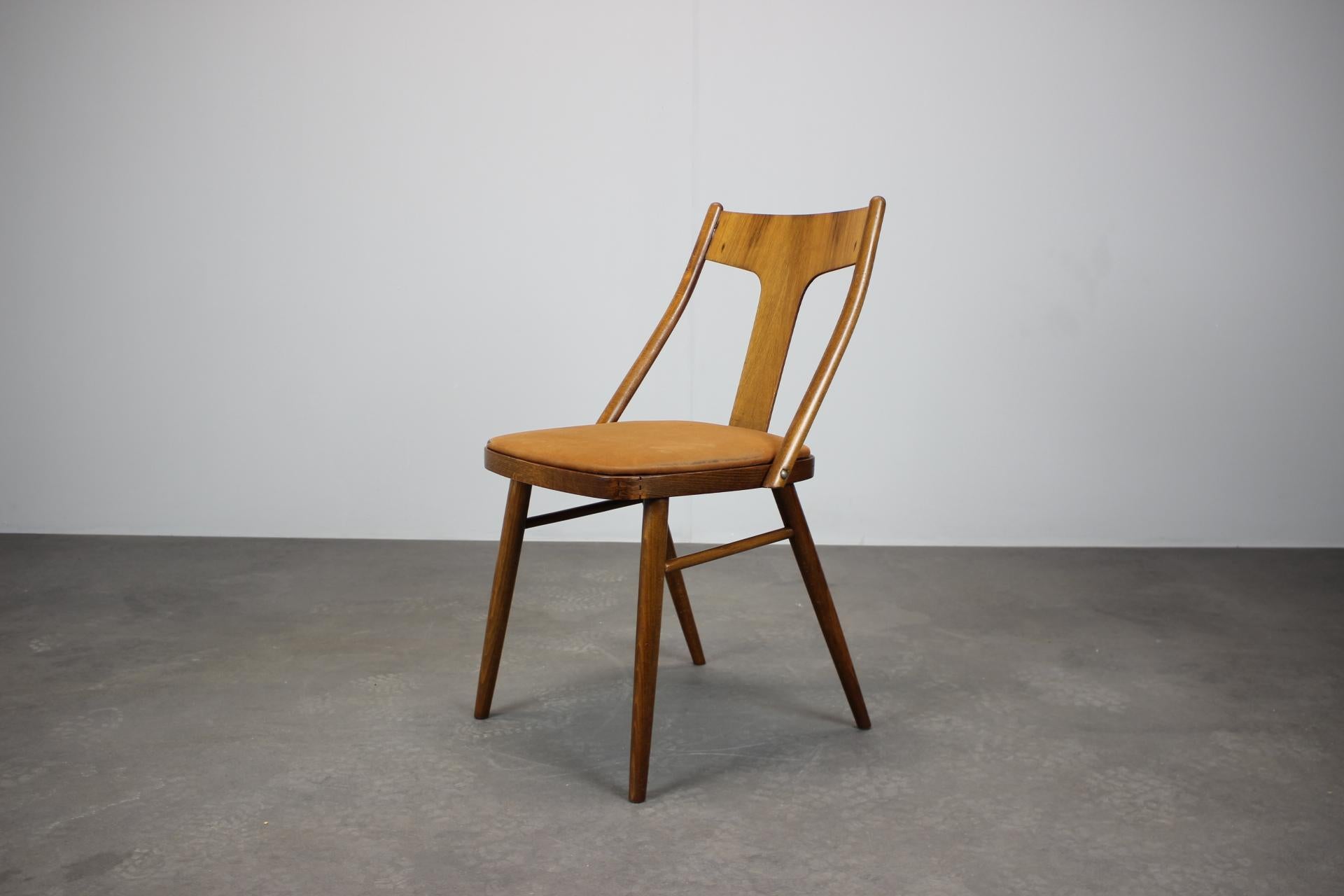 Metà XX secolo Set di quattro sedie da pranzo in noce degli anni '50, Cecoslovacchia in vendita