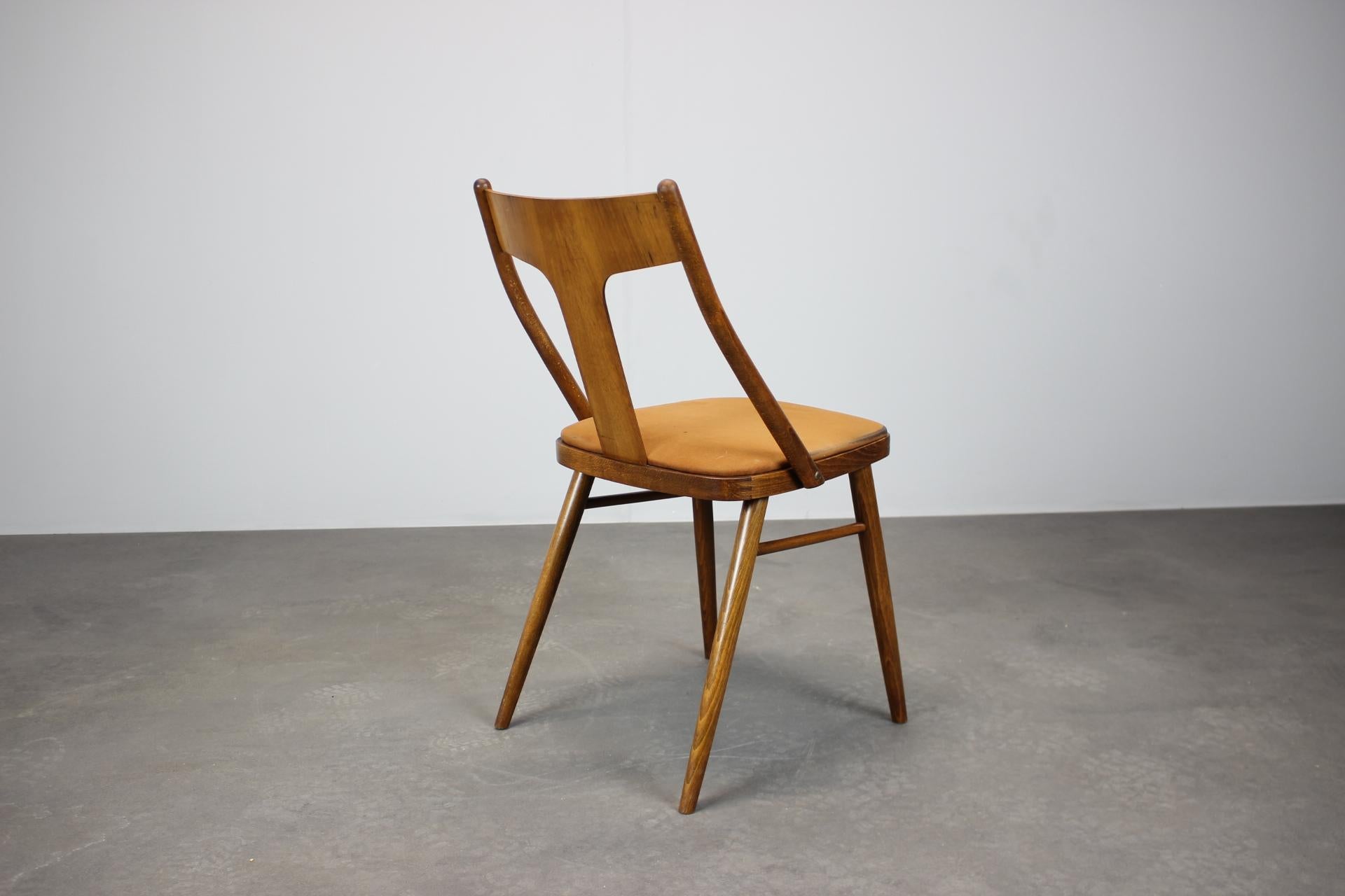 Set di quattro sedie da pranzo in noce degli anni '50, Cecoslovacchia in vendita 1
