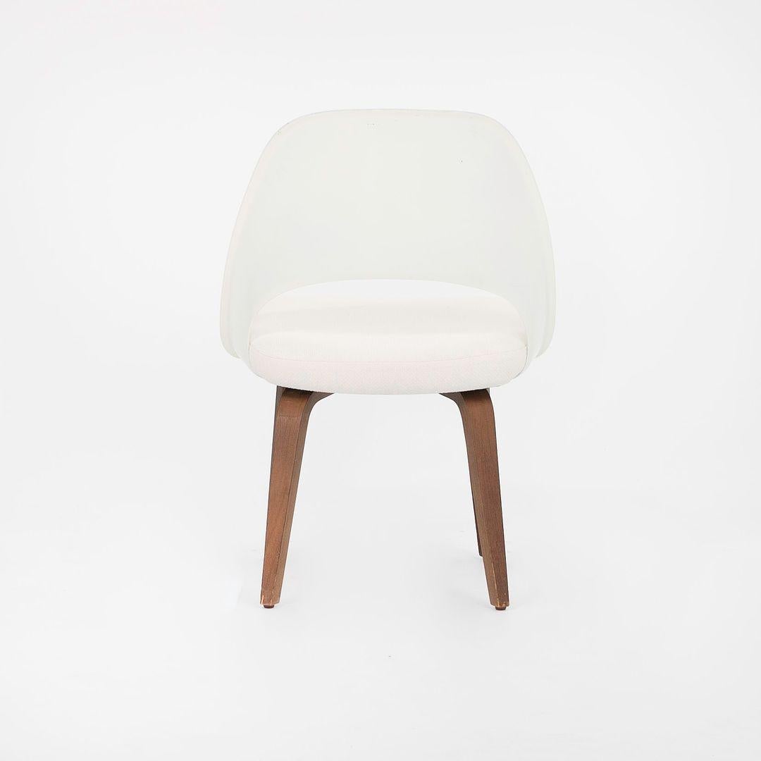 1950er Satz von vier armlosen Chefsesseln mit Beinen von Eero Saarinen für Knoll im Angebot 3