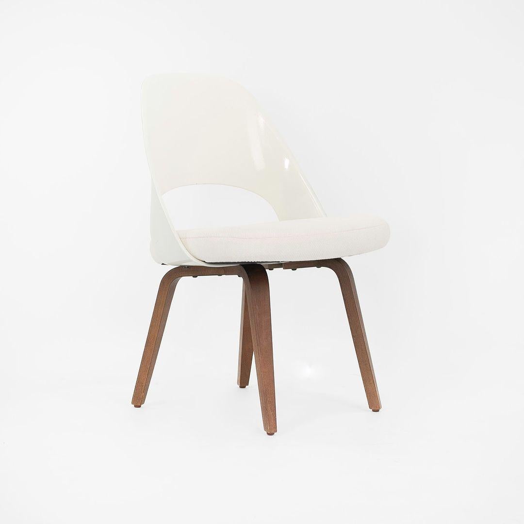 Es handelt sich um einen Satz von vier Saarinen Executive Chairs, Modell 72C, die ursprünglich von Eero Saarinen für Knoll International im Jahr 1950 entworfen wurden. Das Set wurde etwa zur gleichen Zeit in den USA produziert. Der angegebene Preis