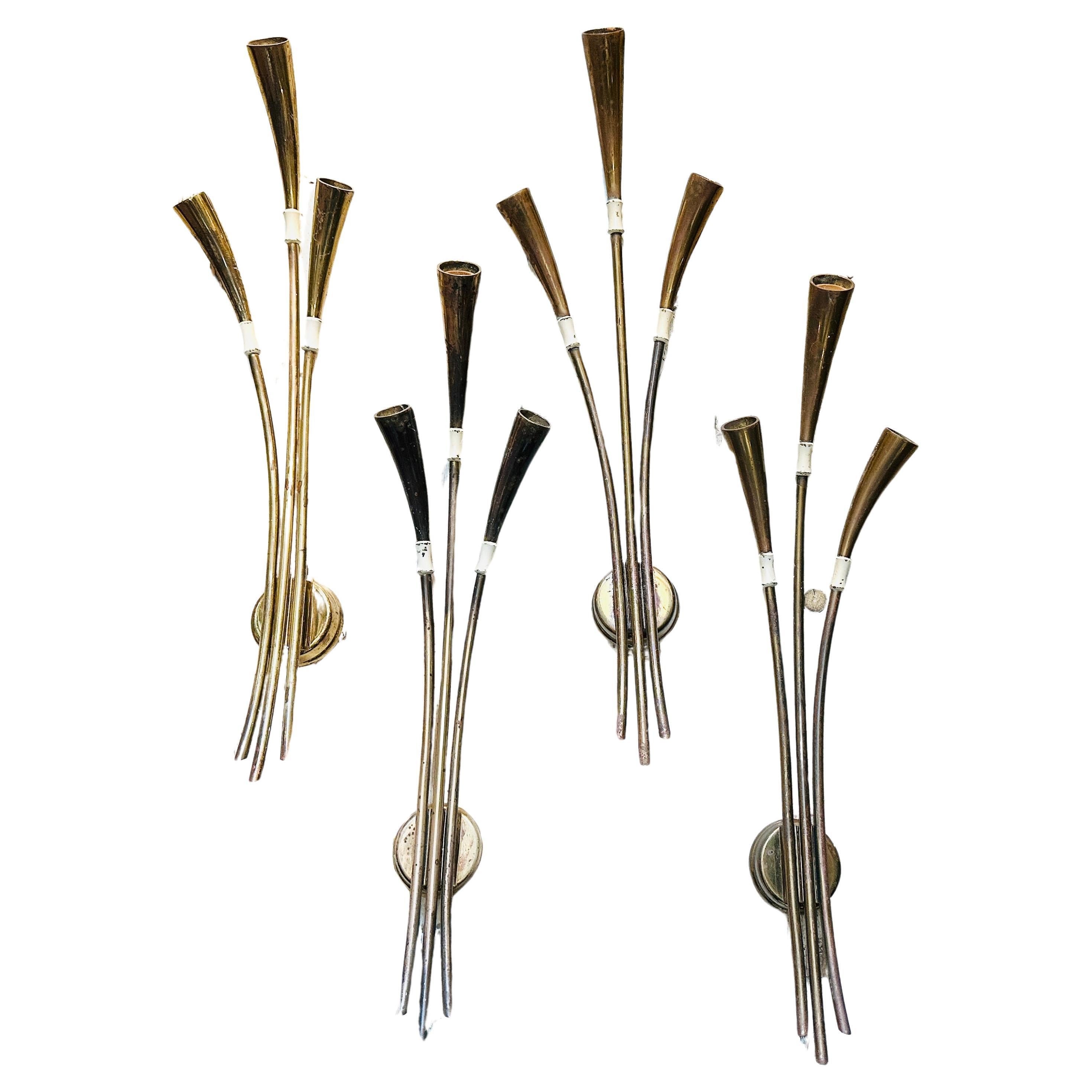 1950s Set of Four Mid-Century Modern Brass Wall Sconces by Oscar Torlasco (Ensemble de quatre appliques murales en laiton de style Modernity)