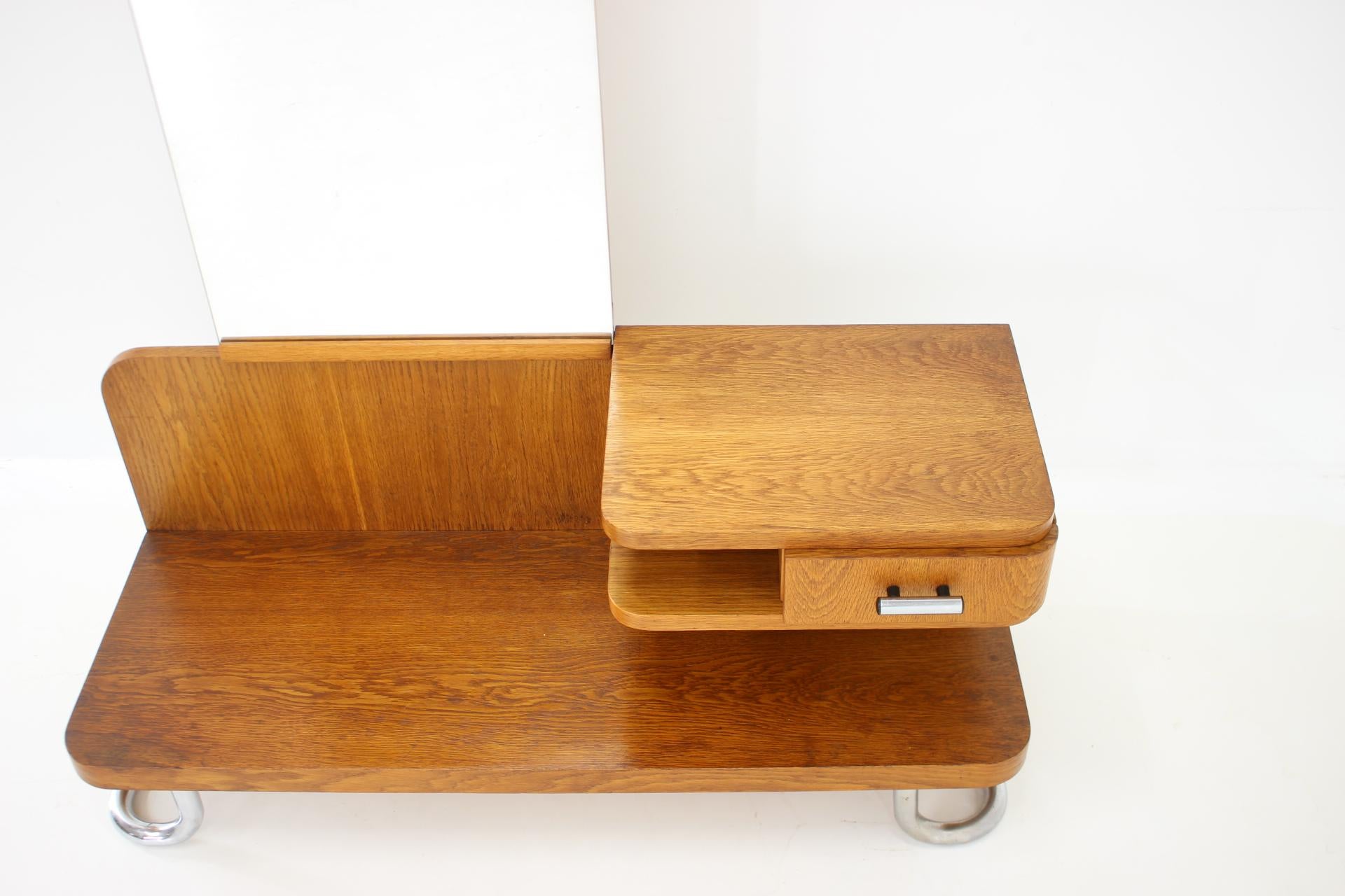 1950s Set of  Oak Bauhaus Mirror Cabinet and Bedside Tables, Czechoslovakia In Good Condition In Praha, CZ