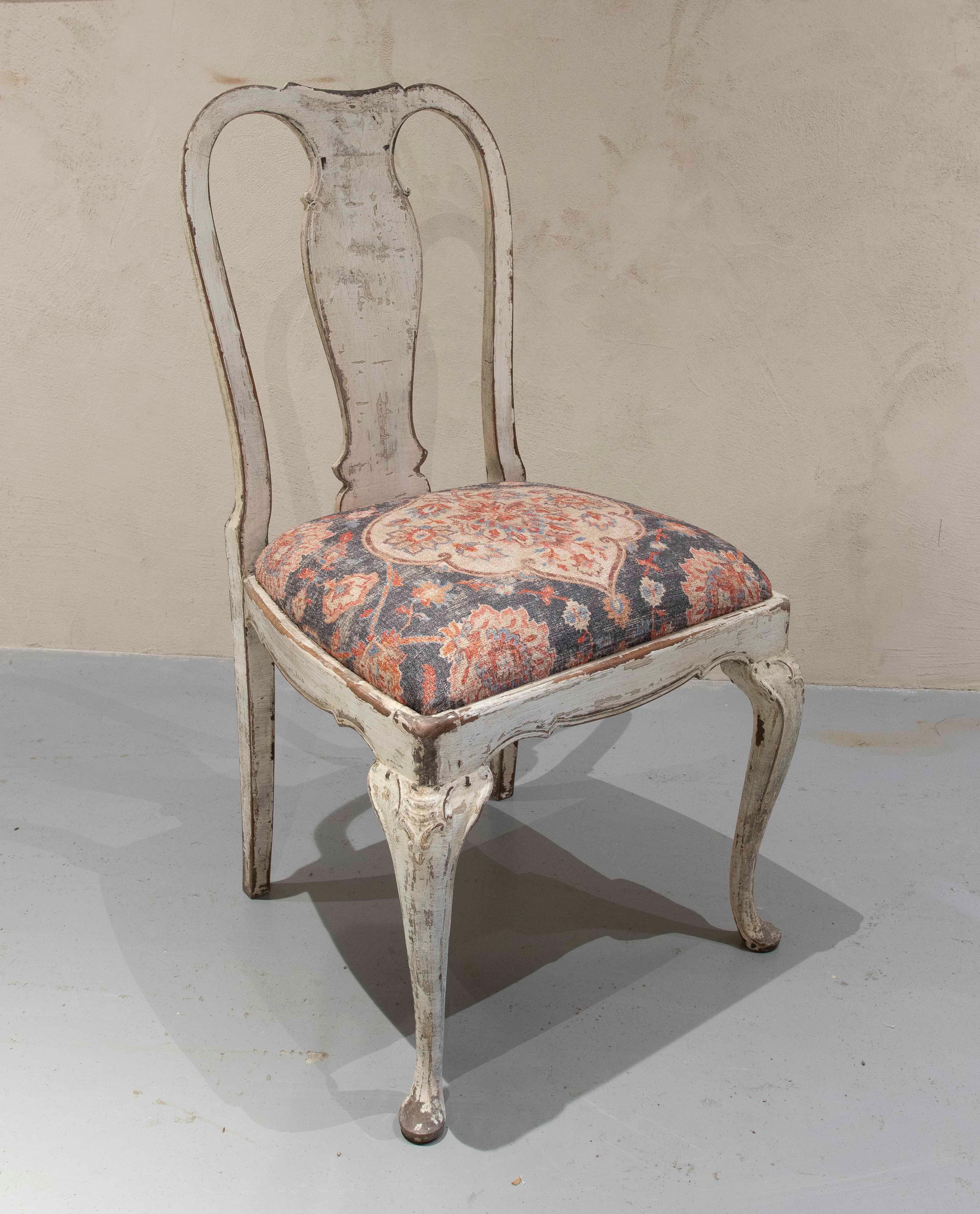 Un élégant ensemble de six chaises de salle à manger de style Louis XV avec un dossier en forme de médaillon et des pieds en cabriole. Le cadre présente une patine vieillie qui met en valeur son caractère historique. Les sièges ont été retapissés
