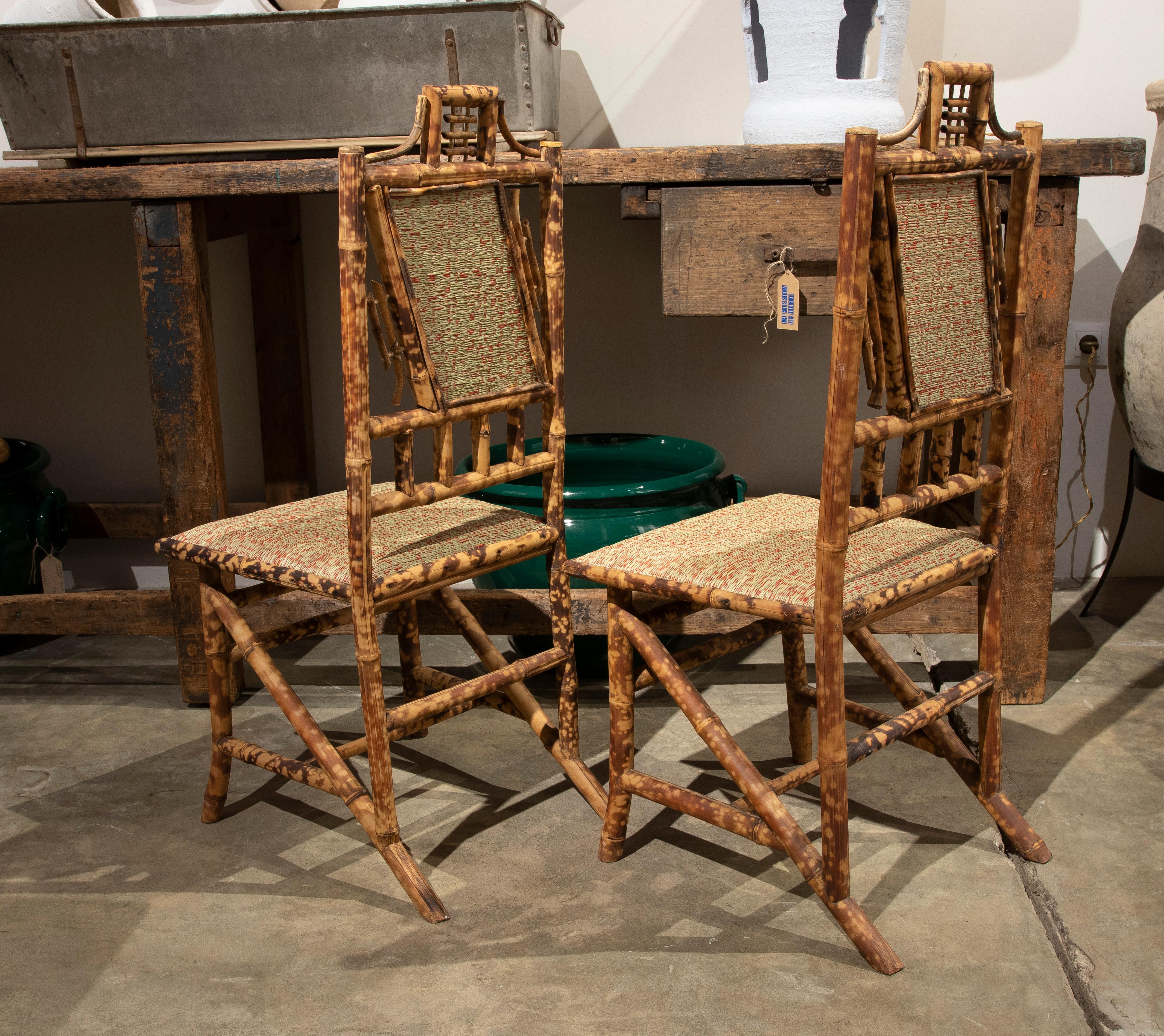 20ième siècle Ensemble de six chaises en bambou des années 1950 avec assise et dossier en raphia naturel en vente