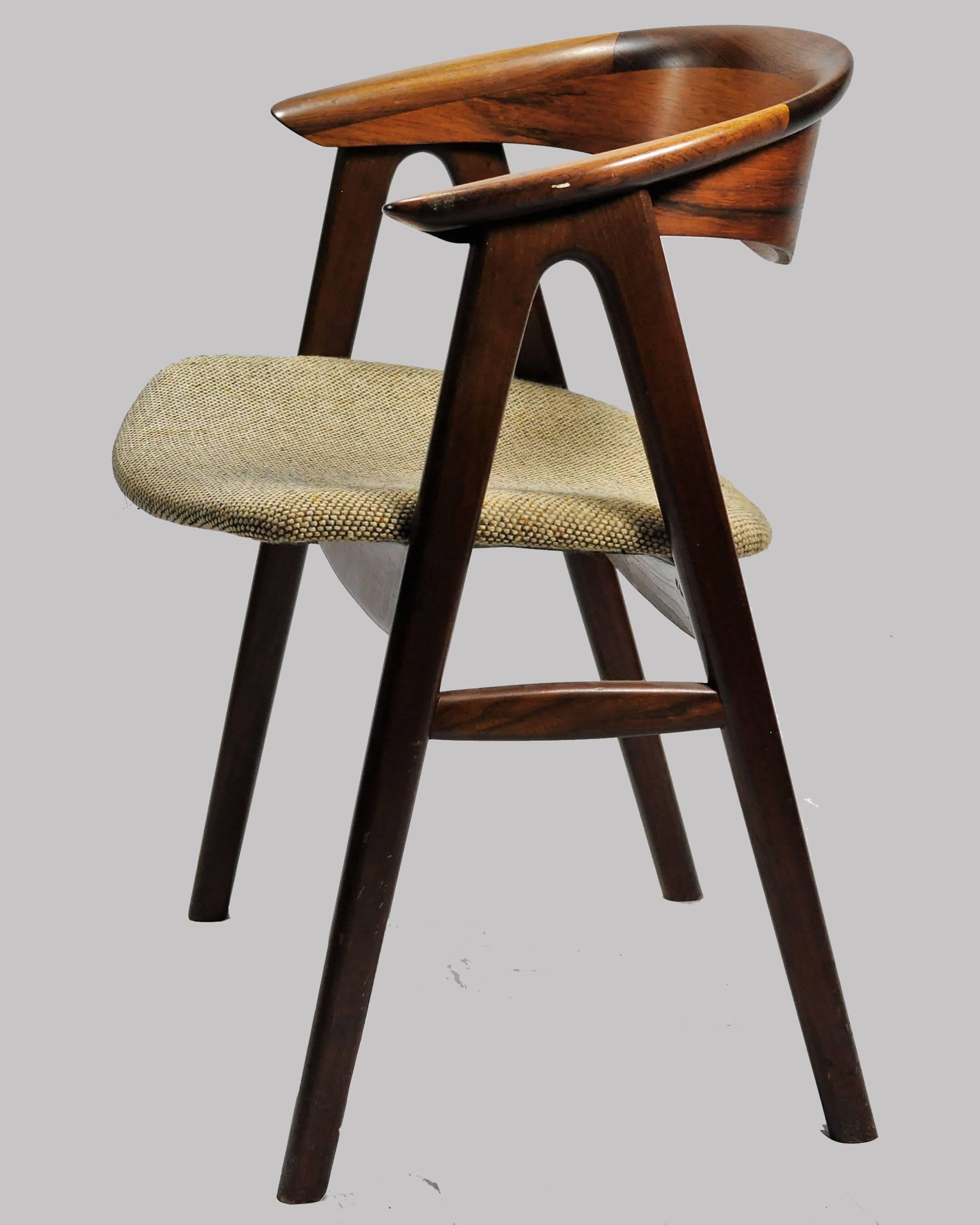 Rare set of six dining rosewood chairs from the mid-1950s designed by Erik Kirkegaard and produced by Høng Møbelfabrik.

The chairs feature a solid yet elegant design with the curved back- and armrest and the straight lined typical Erik Kirkegaard