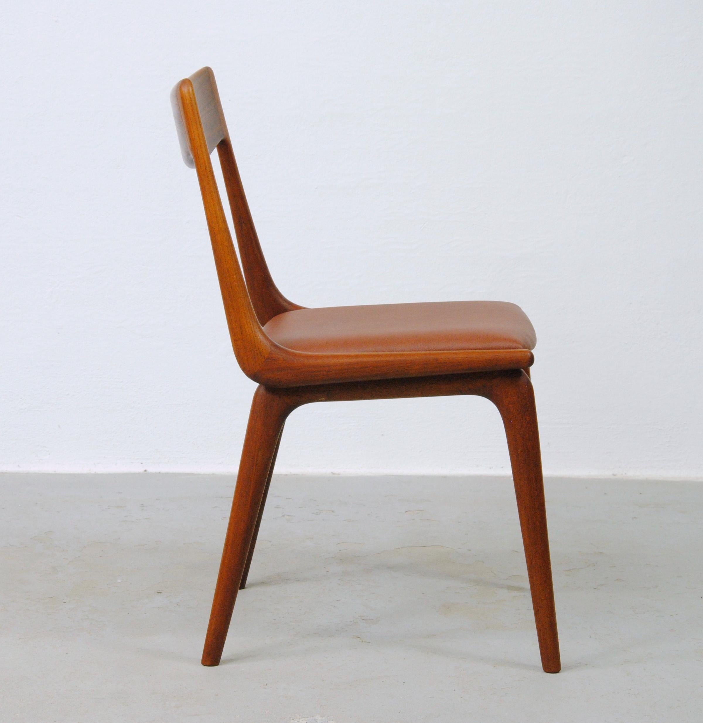 Juego de seis sillas de comedor danesas de teca Alfred Christensen de los años 50 totalmente restauradas en Excelente estado para la venta en Knebel, DK