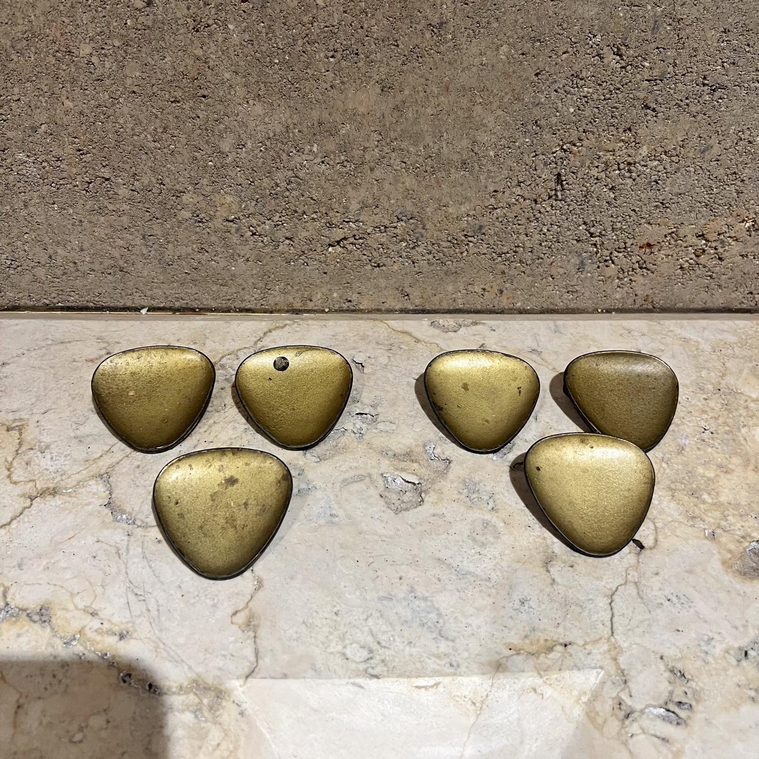 AMBIANIC presents
Set of Six Modernist Gold Pull Handles Knobs
Brass hardware vintage
6 handles 2 h x 2 w x 1 d
Preowned vintage condition with patina
Refer to listed images