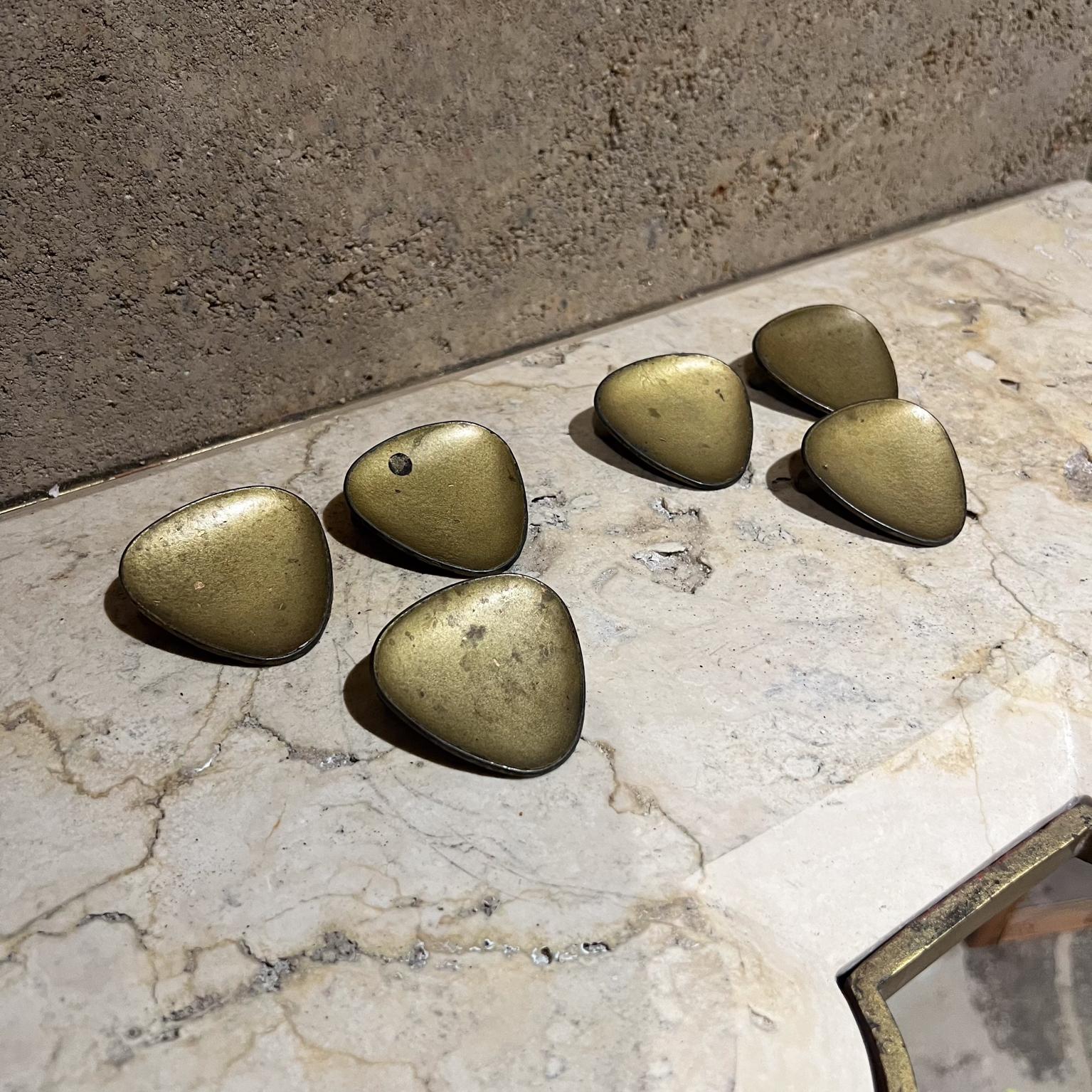 Mid-Century Modern 1950s Set of Six Modernist Brass Pull Handle Knobs Carl Aubock Style For Sale
